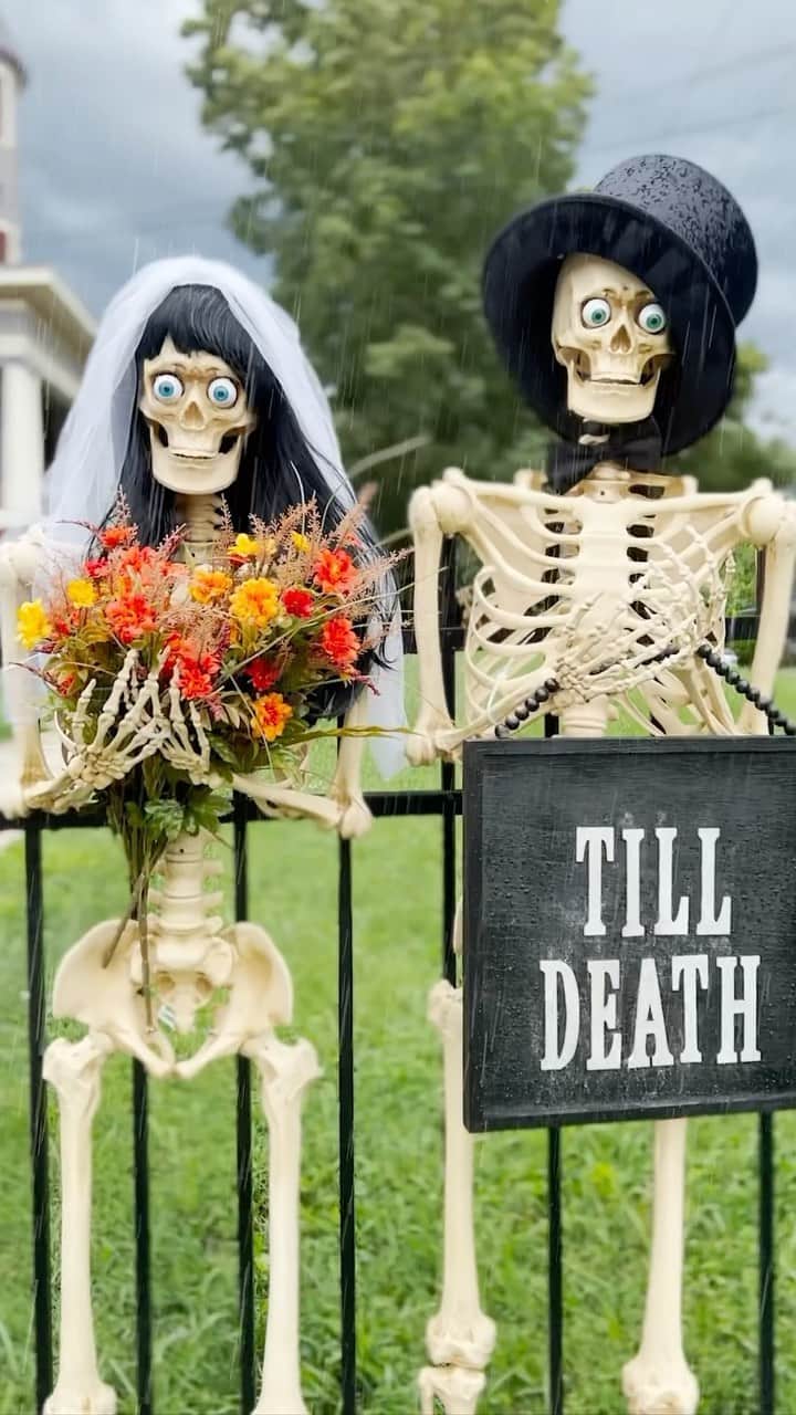 HGTVのインスタグラム：「No bones about it! These skeleton poses will make your home the most hilarious haunted house on the block ☠️😂  #HGTVHowTo」