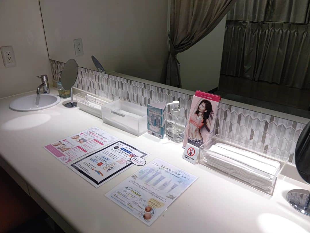松浦麻里奈さんのインスタグラム写真 - (松浦麻里奈Instagram)「キャロリーヌ新宿本店にて🤭✨  ハーブピーリングのプラチナムコースを😼  カウンセリング受けて、クレンジング→ふわふわの洗顔  そのあとに、めっちゃいい匂いのする ハーブピーリングを顔に塗ってくよ🤭 ピリピリとか何もせず、痛くもない🌹  そのあと炭酸洗顔で丁寧に落としてく👍  美容液塗布したあと、バイオセル フェイスマスク ヒト由来幹細胞培養液導入してくよ😁 終わったあとは肌がツヤツヤのモチモチ！！  ダウンタイムもなし、 施術中は気持ちよくて、途中寝てしまってた😂  最後にクリームで仕上げて貰って、 その翌日もいい感じ〜✨  PR @caroline_beauty1977 #キャロリーヌ #ハーブピーリング #渋谷エステ #渋谷サロン #新宿エステ #新宿サロン」10月6日 3時59分 - ay114.831m