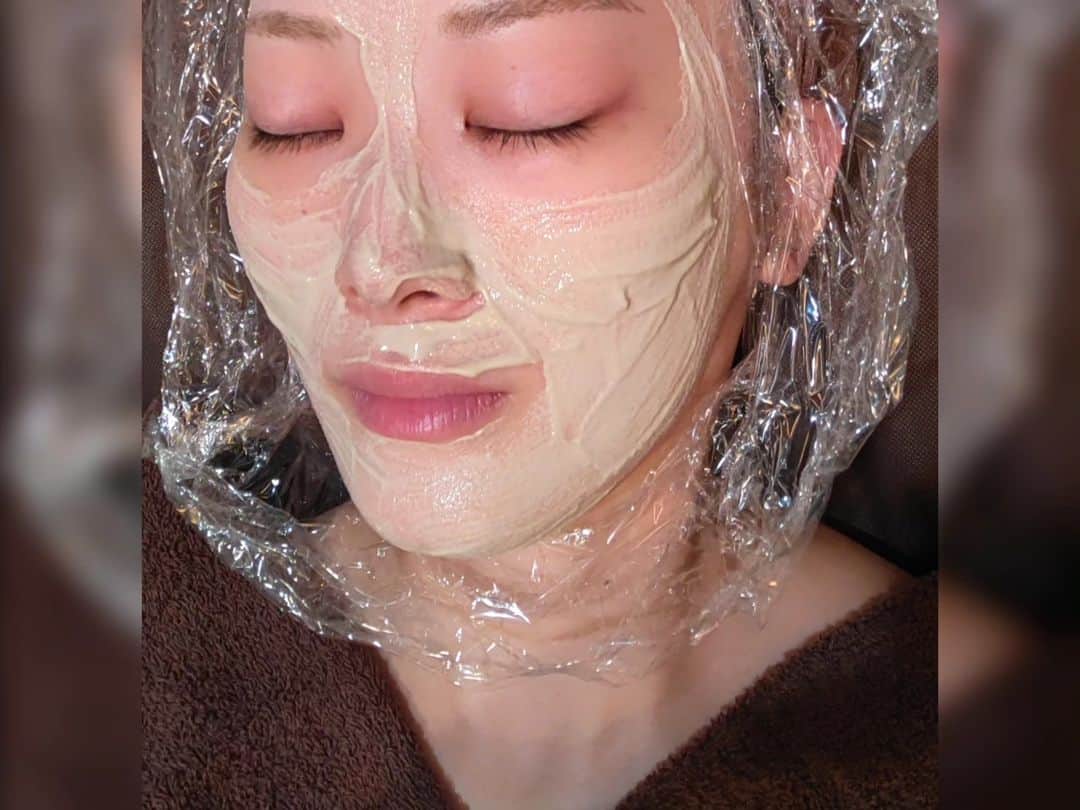 松浦麻里奈さんのインスタグラム写真 - (松浦麻里奈Instagram)「キャロリーヌ新宿本店にて🤭✨  ハーブピーリングのプラチナムコースを😼  カウンセリング受けて、クレンジング→ふわふわの洗顔  そのあとに、めっちゃいい匂いのする ハーブピーリングを顔に塗ってくよ🤭 ピリピリとか何もせず、痛くもない🌹  そのあと炭酸洗顔で丁寧に落としてく👍  美容液塗布したあと、バイオセル フェイスマスク ヒト由来幹細胞培養液導入してくよ😁 終わったあとは肌がツヤツヤのモチモチ！！  ダウンタイムもなし、 施術中は気持ちよくて、途中寝てしまってた😂  最後にクリームで仕上げて貰って、 その翌日もいい感じ〜✨  PR @caroline_beauty1977 #キャロリーヌ #ハーブピーリング #渋谷エステ #渋谷サロン #新宿エステ #新宿サロン」10月6日 3時59分 - ay114.831m