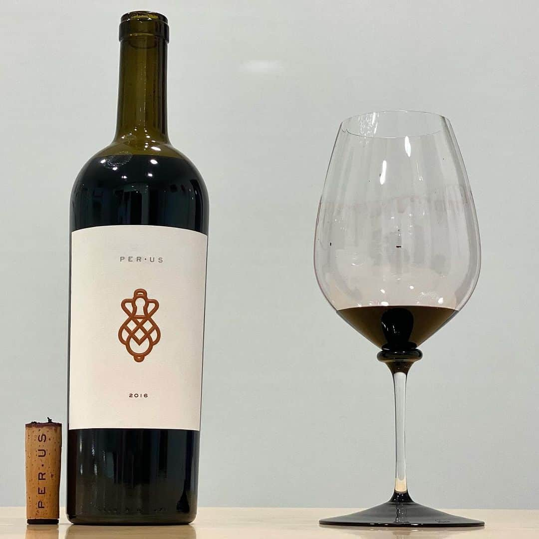 エンリケ・ソラ・クレメンテのインスタグラム：「El vino de esta noche es Armaan 2016 de PerUs Wine. Cabernet Sauvignon con un pequeño porcentaje de Merlot y Cabernet Franc que provienen del famoso viñedo Tench en el corazón de Oakville de suelos rocosos. Poderoso y majestuoso. Degustado en Riedel Fatto A Mano Performance Cabernet Black Base. PerUs pertenece a un grupo de personas apasionadas por la creencia de que la vida no debe medirse por sus posesiones, sino más bien por los amigos, la familia y los recuerdos. Esta filosofía define quiénes son como empresa. Les inspira a compartir su visión a través de sus vinos y a crear y desarrollar su proyecto para las generaciones futuras. Este emocionante proyecto fue fundado por Anmol Bhandari, un hombre de negocios nacido en Nueva Delhi. Apasionado por el mundo del vino, tenía el sueño de crear un vino de clase mundial en el Valle de Napa. Gracias a Dustin Wilson MS conoció a el enólogo Russell Bevan: en ese momento nació PerUs. Su primera cosecha se lanzó en 2013.  #peruswine #napavalley #oakville #armaan #tench #anmolbhandari #riedel #riedelperformance #riedelfattoamano #russelbevan #cabernetsauvignon #napawine」