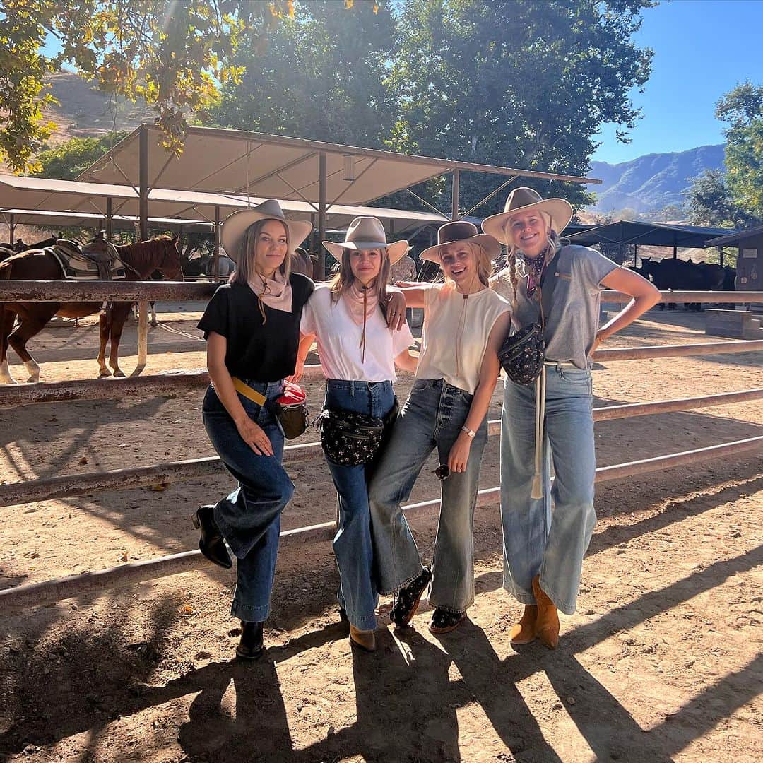 テリーサ・パーマーのインスタグラム：「Having the most aaaamazing time with @swrightolsen, @rachelbilson and @obliviaallen on ‘The Great Adventure’ with @thisisthegreat_ and @emilyandmeritt staying at the incredible @alisalranch swoooooon. ⁣ ⁣ Sarah, Rachel, Olivia and I have the most EPIC chat this week on @themotherdazepodcast, we take this convo to some places! Shared ex lovers, horny horse-riding, sliding doors, fan girling, WILD Hollywood stories, period pals, manifesting success, blended families, raising a child with medical complexity, relationships with our mothers, only children and tales from the sisterhood. From laughing crying to crying crying, join this bestie pile up as they take you from one extreme to the next! OUT NOW wherever you get your podcasts!! ✨✨✨🦄🦄🦄」