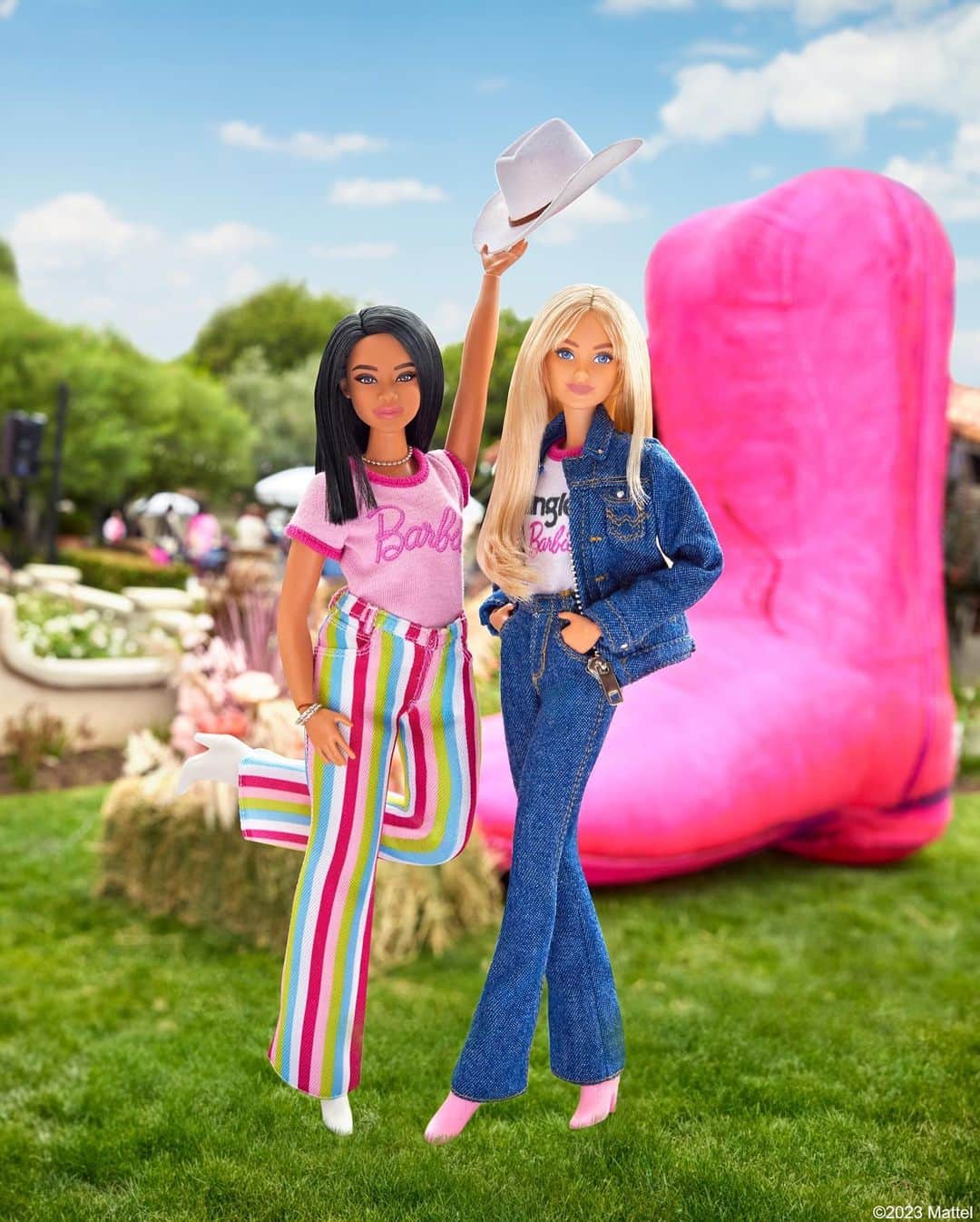 バービーさんのインスタグラム写真 - (バービーInstagram)「Dreaming in denim. 💗 Celebrating the launch of the Barbie x @Wrangler collection in timeless, western style. Shop the full collection at the link in bio! #WranglerxBarbie #barbie #barbiestyle」10月6日 4時00分 - barbiestyle