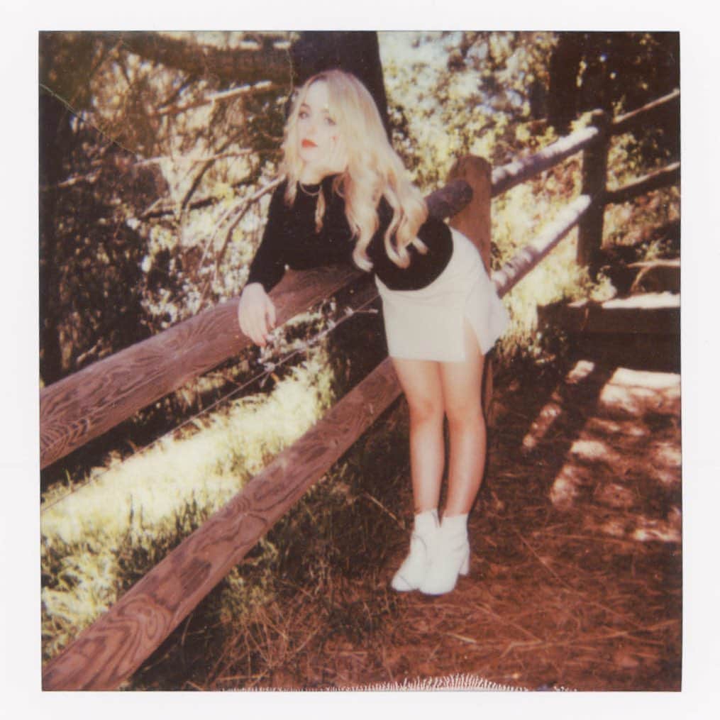 マケナ・グレースのインスタグラム：「🍂Catch Me on 10.13.23」