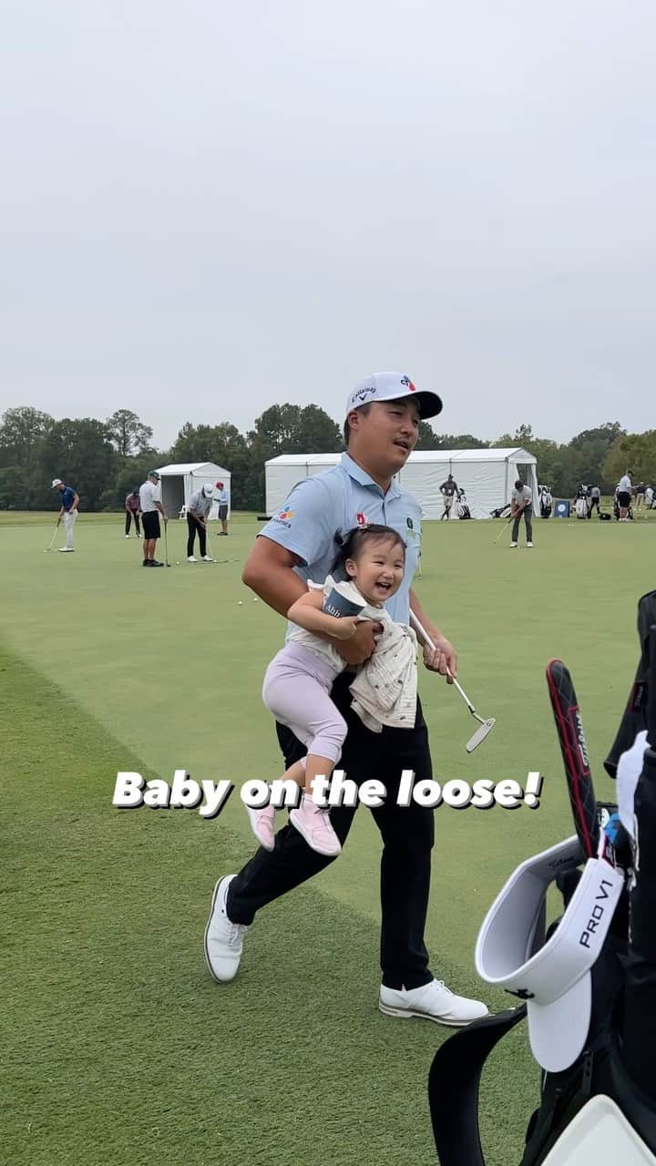 PGA TOURのインスタグラム：「@KHLee_Golf’s daughter was having fun on the putting green after the round @Sanderson_Champ 🥰」