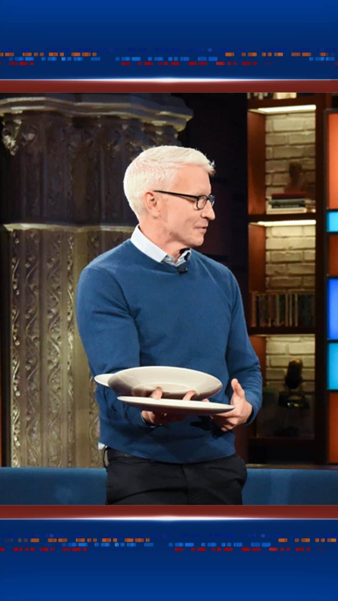 アンダーソン・クーパーのインスタグラム：「@AndersonCooper is a man of many talents. Waiting tables isn’t one of them. 🍽️ #Colbert」