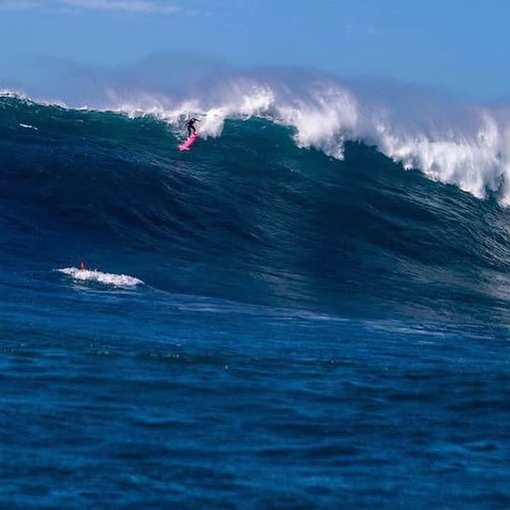 フェリシティー・パルマティアーのインスタグラム：「Get ready to be inspired by @flickpalmateer as she conquers the waves at #ThrillerAtKillers! 🏄‍♀️ Show your support by liking, commenting, and sharing! 🌊🔥  📸: @fred_pompermayer」