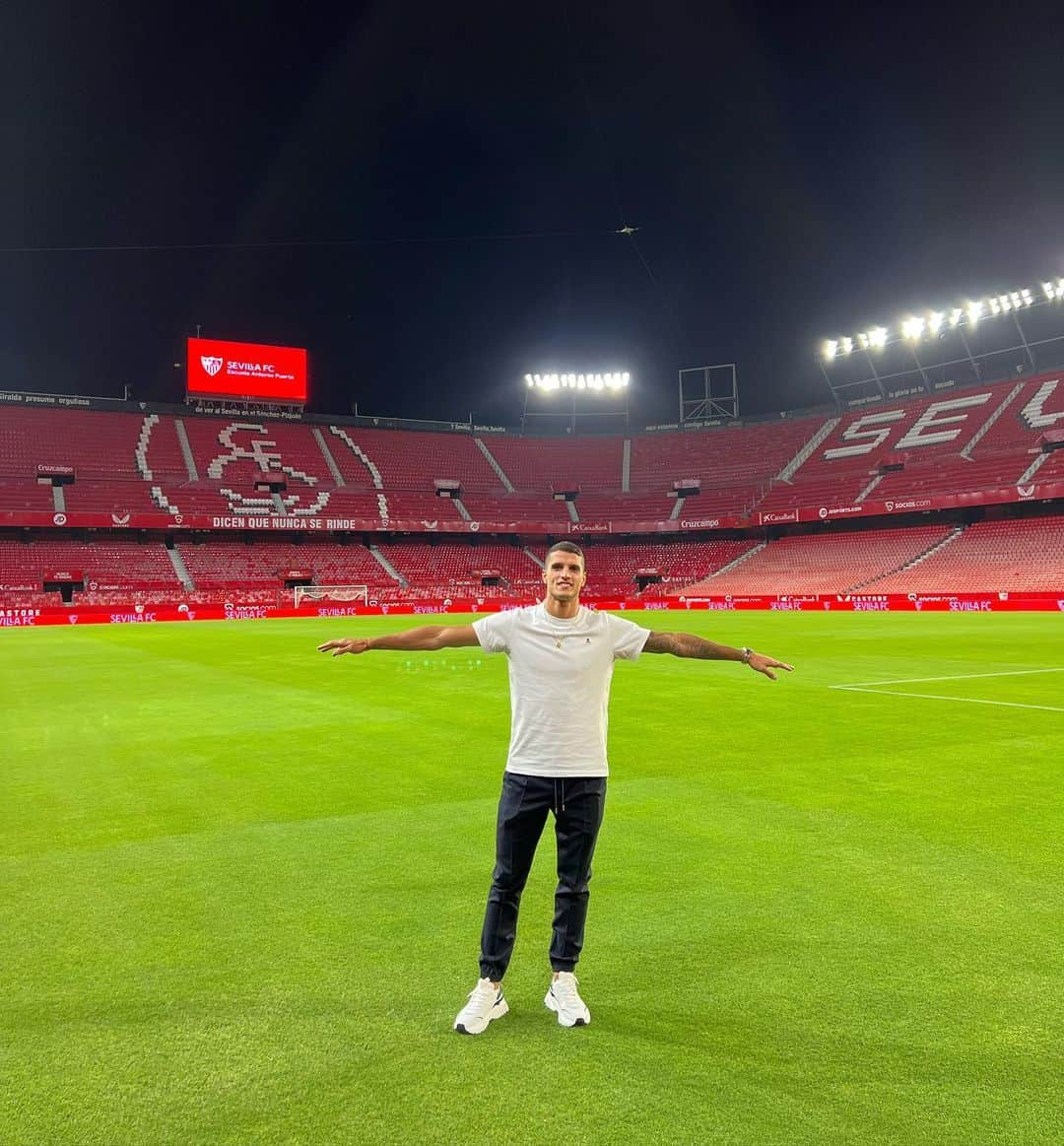 エリク・ラメラのインスタグラム：「Visita al Ramon Sánchez Pizjuan y yo quería mi foto ! 😁❤️👐 @sevillafc」