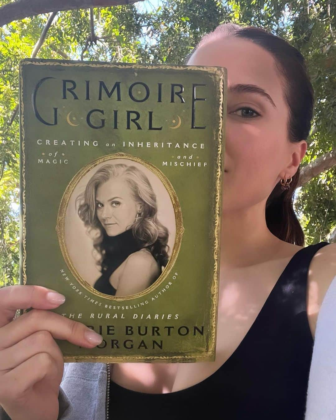 ソフィア・ブッシュのインスタグラム：「Something magical this way comes 🔮 My sister @hilarieburton’s new book #GrimoireGirl is officially out! I had to be onstage on the west coast yesterday so I couldn’t be in New York to toast her in person, but I got the next best thing. Four hours in the car to sit with her words and her mystical ideas and tender perspective, pen in hand, taking notes. The love of ink runs deep! And I just adore her point about committing to your ideas, your feelings, your moments big and small. Creating a log of your magic. An inheritance for yourself and those who will come after you. This book is a guide and a teacher — much like Hilarie to each of us lucky enough to be loved by her — about illuminating the world around you with mischief and goodness and found wonder.  I cannot wait to cozy up with her on the 18th for our fireside chat at the LA stop of her book tour. We’ll have some cocktails and cast some spells and dig in to all of her sparkle ✨💚✨」