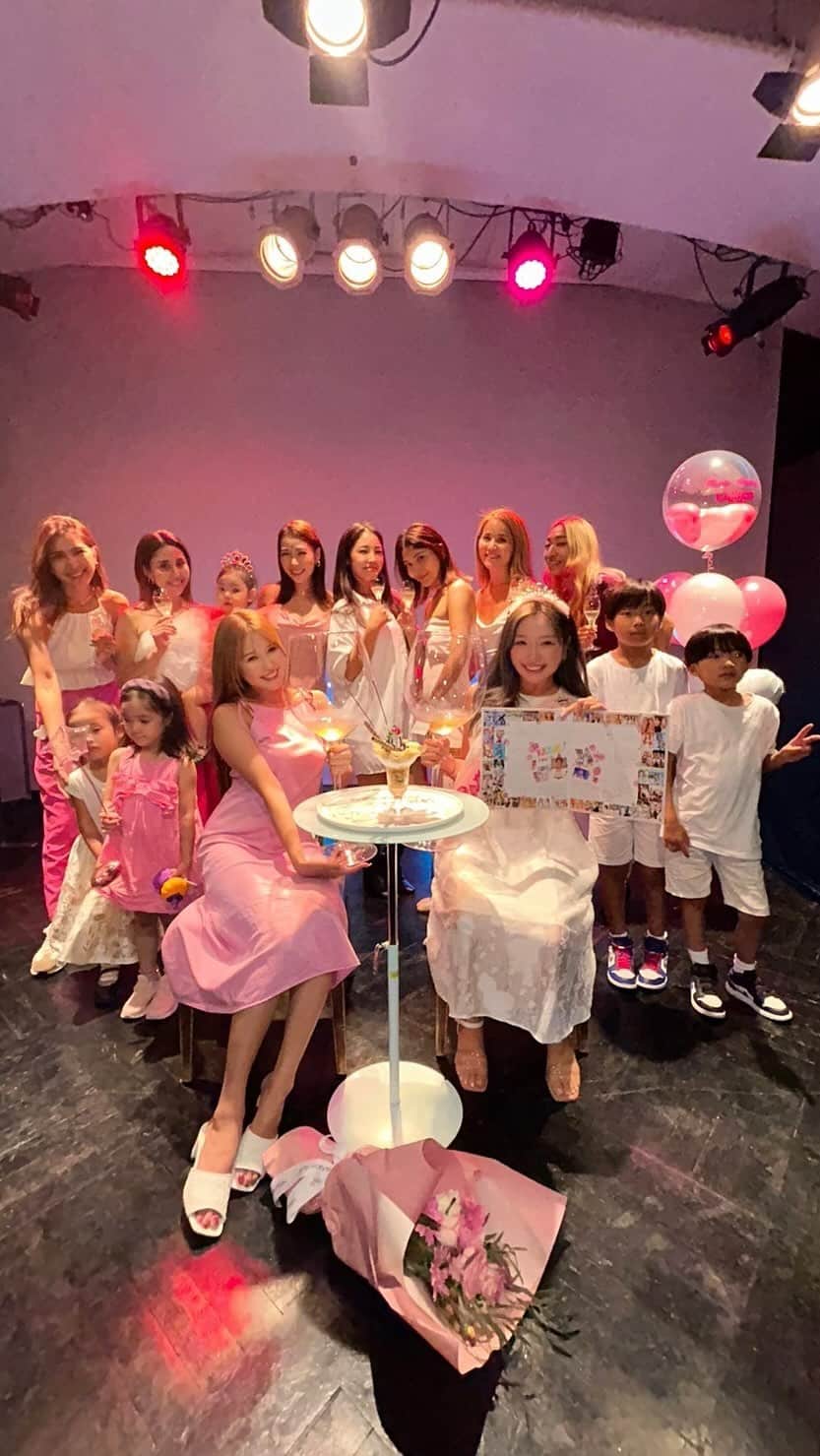 のインスタグラム：「ほんとうに幸せいっぱいすぎた一日で、ずっと思い出に残したいからリール動画作ってみた❤️15年くらいの付き合いのみんな❤️ほとんどがサイバージャパンの先輩や同期❤️知れば知るほど付き合いが長くなればなるほど尊敬するところばかり❤️ こんな素晴らしい女性いるんだ‼️って思わされるよ🥹💎 頭の先から足の先まで美しいのはもちろん 中身も美しく仲間思いで愛情深くて情に厚くて 言葉ひとつひとつが温かくて優しくて面白くて いつでも自分の強い芯を持っていて だからこそいろんな苦楽を一緒に乗り越えてきた仲間✨ こんなにも素晴らしい仲間に出逢えたことは、人生の宝で誇りだと心から思う😂❤️‍🔥 この音源もみんなで覚えたり😂リハーサルしてる時間が懐かしかったり💕まさかのわたしまでお祝いしてもらったり🥂 ありがとうと大好きが溢れていました🥹🙏❤️ これからも何歳になっても一緒にたくさん思い出作りたい🫶❤️‍🔥 @robin_club_omotesando 最高すぎる演出に美味しすぎる食事に最高でした❣ありがとうございました✨」