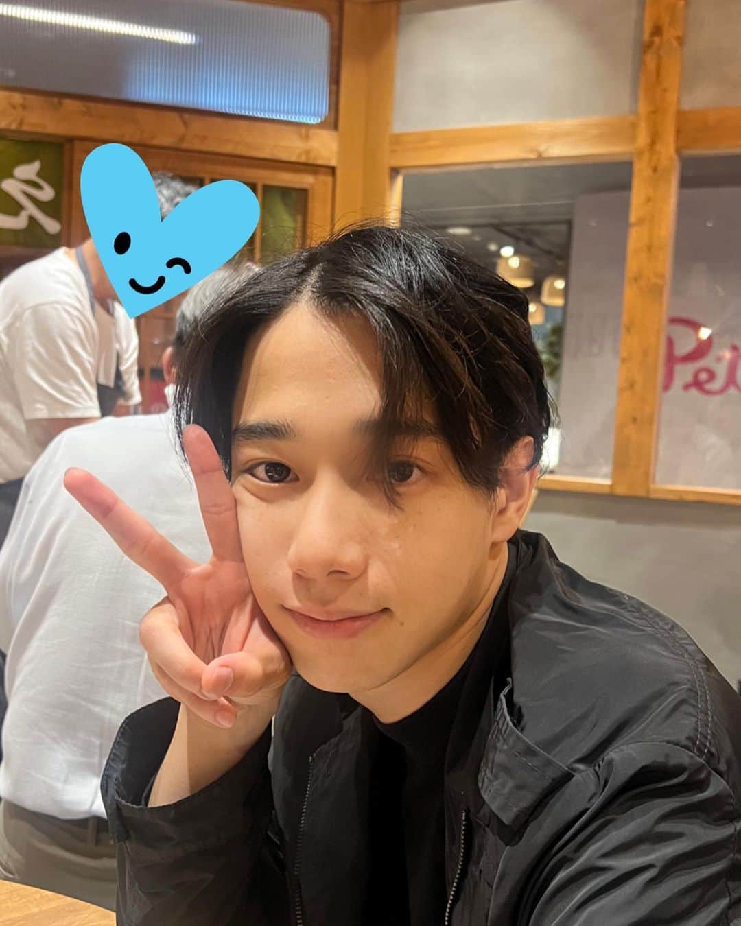 片岡千之助のインスタグラム：「もんじゃ、たまにいくと 美味いですね  そして ロドルフォゴメス(シニョールドンファン)のオマージュてきな 写真が撮れました  ドンファンは宝塚好きならわかるはず。😎」