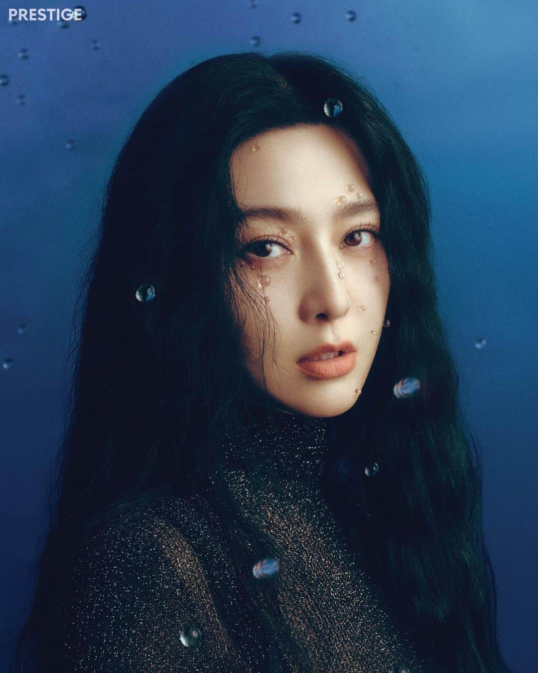 ファン・ビンビンのインスタグラム：「Here’s a powerful woman who walks her own path – confident in her own methods and her clout. No matter whether it’s building her beauty business, walking the red carpet or the runway, or portraying complex women on screen, Fan Bingbing can do it all. She shares her story with us in the link in bio.  -⁠ Words: Stephanie Ip (@stephcureau)⁠ Photography: Issac Lam (@issaclam_)⁠ Photography producer: Hidi Lee⁠ (@hidiin) Art direction: Ip Siu (@ipsiu)⁠ Styling: Kim Bui Kollar (@aka.kimbui)⁠ Hair stylist: Eda Lee (@edajogo)⁠ Makeup artist: Bonnie Hu ⁠(@huyiyin8) Manicurist: Mei Mei Yeung⁠ (@lila0nail) Art team: Naomi Chui (@unbelievablena), Karina To (@karina_to_to_), Joan Leung⁠ (@joanyil) Project management: Alex Loong (@esteloong)⁠ Photography assistants: Jason Li (@jason6_17), Kiano ⁠(@kiano_) Styling assistants: Anna Lam (@kudoallll), Mason Wong⁠ (@massill_) Art direction assistant: Kumi Tong⁠ (@kumwtong) Graffer: Hsiao, TK, Fei Lung ⁠ Production assistants: MK Suen, Alvin Chu⁠ Jewellery: Mikimoto (@official_mikimoto) ⁠ Wardrobe: Kimhekim (@maison_kimhekim), Ferragamo (@ferragamo), Bottega Veneta, Vivian Luk Atelier (@vivianlukatelier)⁠ Special thanks: Artist Management Jersey Chong (@jerseychong)  - #Prestige #PrestigeCover」