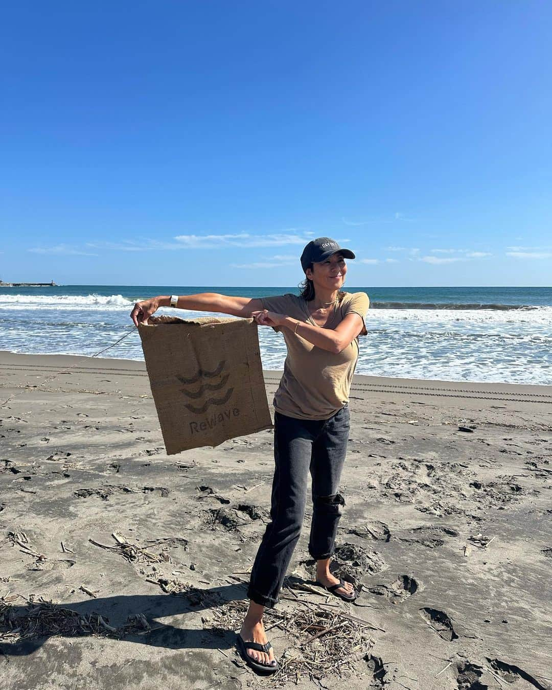 RIKACOさんのインスタグラム写真 - (RIKACOInstagram)「🏄‍♀️🌊🌏 ビーチクリーン〜麻の袋を再利用♻️ #何か出来る事あるよね　#🌏　#❤️ #海を守るプロジェクト」10月6日 15時01分 - rikaco_official