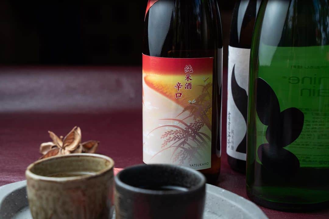 ハイアット リージェンシー 箱根 リゾート＆スパのインスタグラム：「【"和" を愛でる #箱根の我が家 の秋時間】  浴衣で館内を散策したら 実り豊かな食事と日本酒を楽しむリビングルームへ――  秋のシーズンならではの厳選した日本酒は、 まろやかで深い味わい。 『日本酒 Autumn Selection』として期間限定でご用意。  ”ひやおろし”や、”秋上がり”は春に醸したお酒を夏の間寝かし、 コクとまろやかさを際立たせてから出す秋限定の特別酒  秋の夜長に、日本酒片手にゆったり語らう 美食時間  【Embracing “wa”, autumn moments #at home in Hakone】After a leisurely stroll through the hotel in your comfortable yukata, indulge in a delightful meal paired with authentic Japanese sake in our living room. Our carefully curated Japanese sake collection for the autumn season ensures a smooth and deep flavor experience. The limited-time 'Japanese Sake Autumn Selection,' featuring varieties like “Hiyaoroshi” and “Akiagari,” is brewed in the spring, matured during the summer to capture its richness and mellowness for an exclusive autumnal drink. Spend your autumn nights in leisurely conversation, savoring a glass of sake, and relish this exquisite dining experience.  #hakone #箱根 #mountains #ホテル #リゾートホテル #日本 #japan #温泉 #onsen #onsen♨️ #resort #luxury #hyattregencyhakone #ハイアットリージェンシー箱根 #hyatt #ハイアット #hyattregency #worldofhyatt  #箱根ホテル #箱根旅行 #おこもりステイ #秋 #和モダン #日本酒  #japaneseculture」