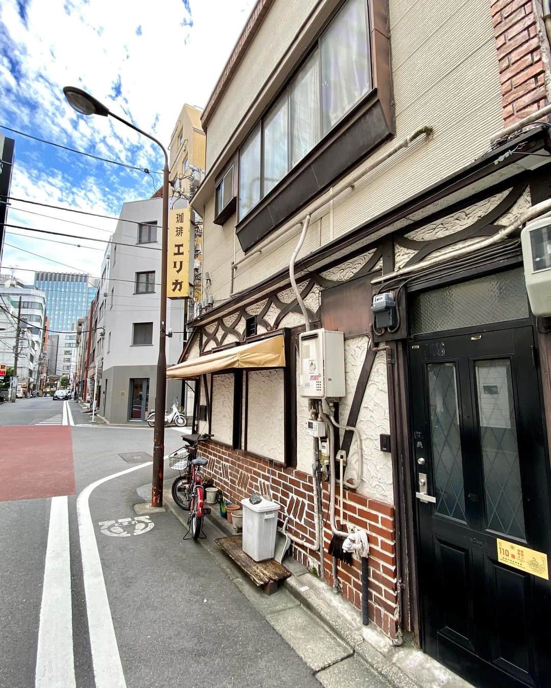 江口寿史のインスタグラム：「昔よく行った神保町の喫茶店エリカの空き家。取り壊されもせず、次の店も入らず、外見はあの頃のままそこに在る。誰か大金持ちの人、ここ買っておれにくれ！」