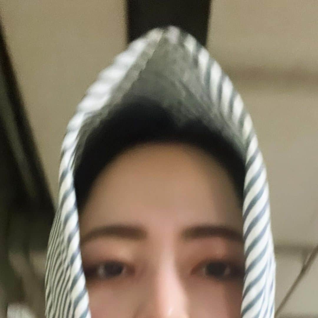 Licaxxxのインスタグラム：「🪔👣😎🎳🐈🔥🪵」