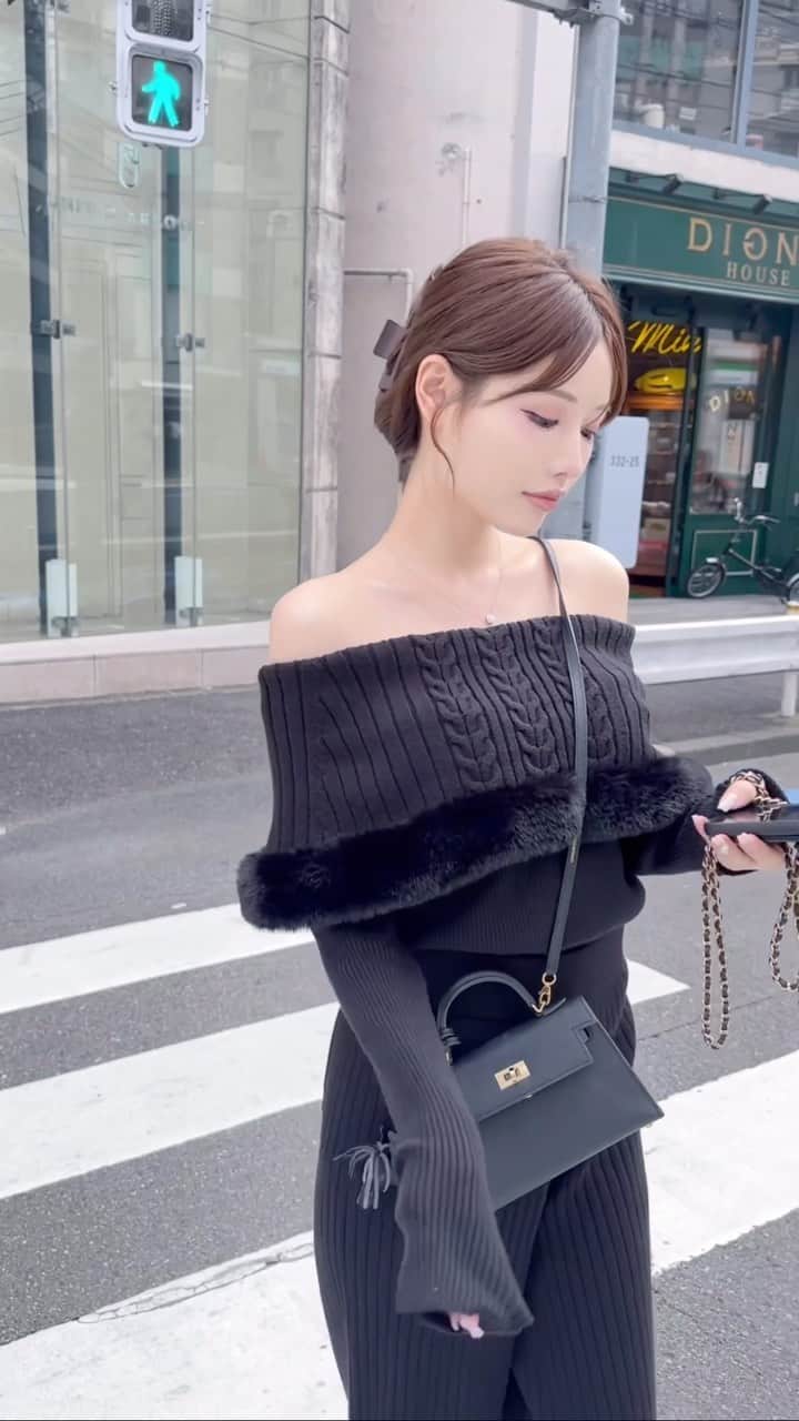 Radyのインスタグラム：「女度格上げトップス🌹💗  24時間盛れまくり❤︎ 匂わせは嗅いだ方が悪いンだよ❤︎  可愛さとクオリティはそのままで 今季はスペシャルプライス🥹✨  #Rady #レディ #武藤静香 #オフショル #秋コーデ」