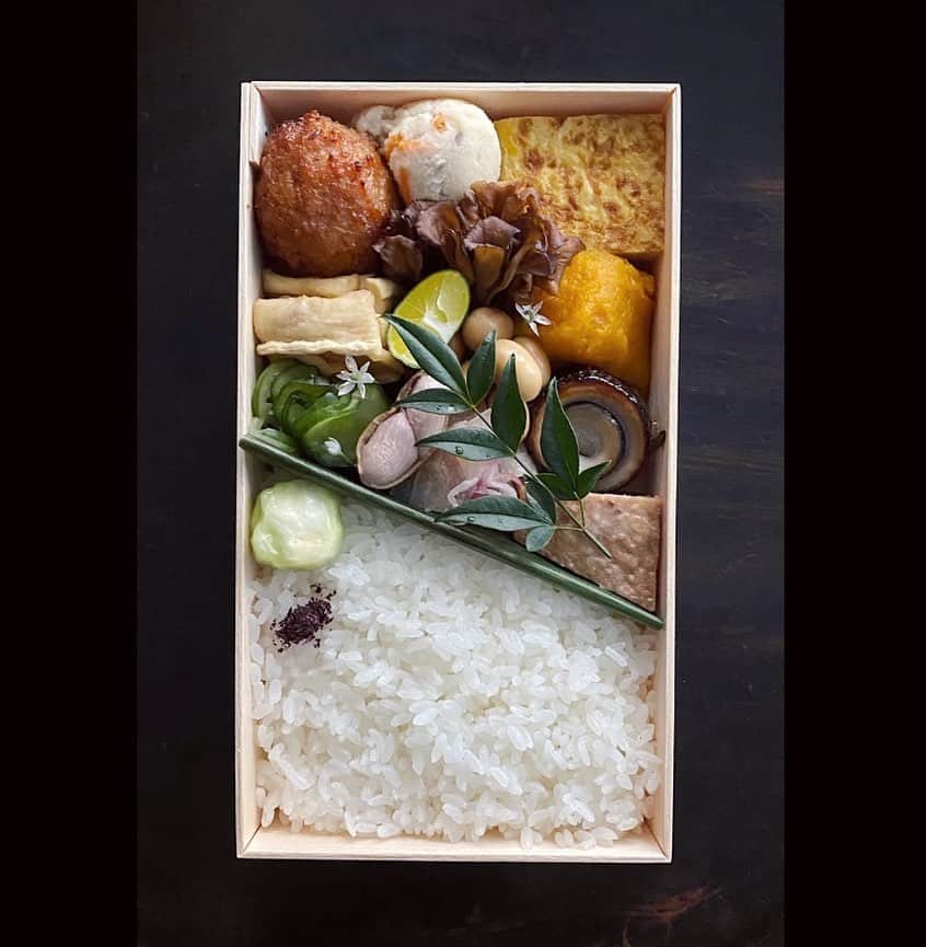 後藤しおりのインスタグラム：「塩むすび弁当、ぼだっこ海苔弁当、土鍋ごはん弁当・八寸の出荷。写真の土鍋ごはん弁当は、飛行機で福岡へ。みんなの胃袋を満たしてくるんだよーとお弁当をお見送り。  お送りいただいた糸島の野菜。ヘチマはえんどう豆味噌漬けで種も勿体無いのでそのまま。冬瓜は秋茗荷と檸檬で和えもの。柑橘は所々にちりばめて。一日の疲れが少しでも癒されますように。」