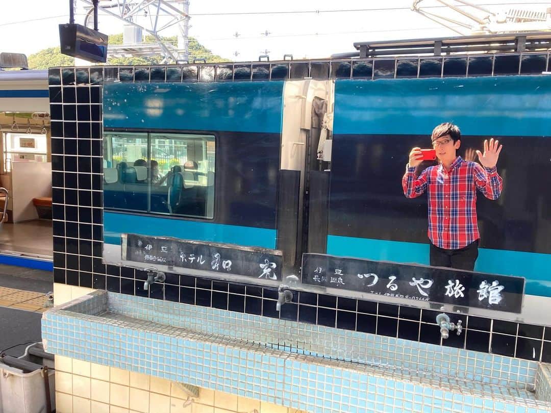 吉川正洋さんのインスタグラム写真 - (吉川正洋Instagram)「修善寺駅ホーム名物、鏡付き手洗い場です。E257系といずっぱこ3000系もどうぞ！  #鉄分おすそ分け」10月6日 13時40分 - dhyoshikawa