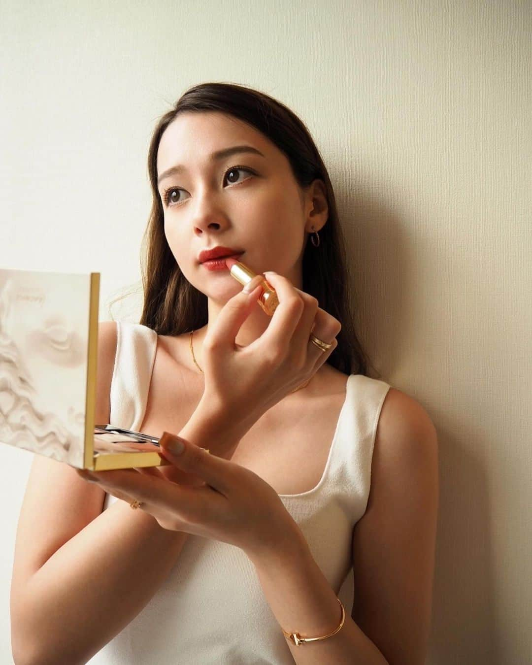 丹羽仁希のインスタグラム：「@lancomeofficial × @MuseeLouvre 💄💭💭  ランコムとルーヴル美術館のコラボレーションアイテムが登場✨ パッケージのラグジュアリー感と使いやすく、 おしゃれなカラーが特徴的っ  「リシュリュー ウィング パレット」と 「ラプソリュ ルージュ ドラママット（限定パッケージ） 」 が 10月13日から数量限定で発売します。 #ランコム #ルーヴルコレクシオン  #LancomexLouvre #lancomemakeup #PR」