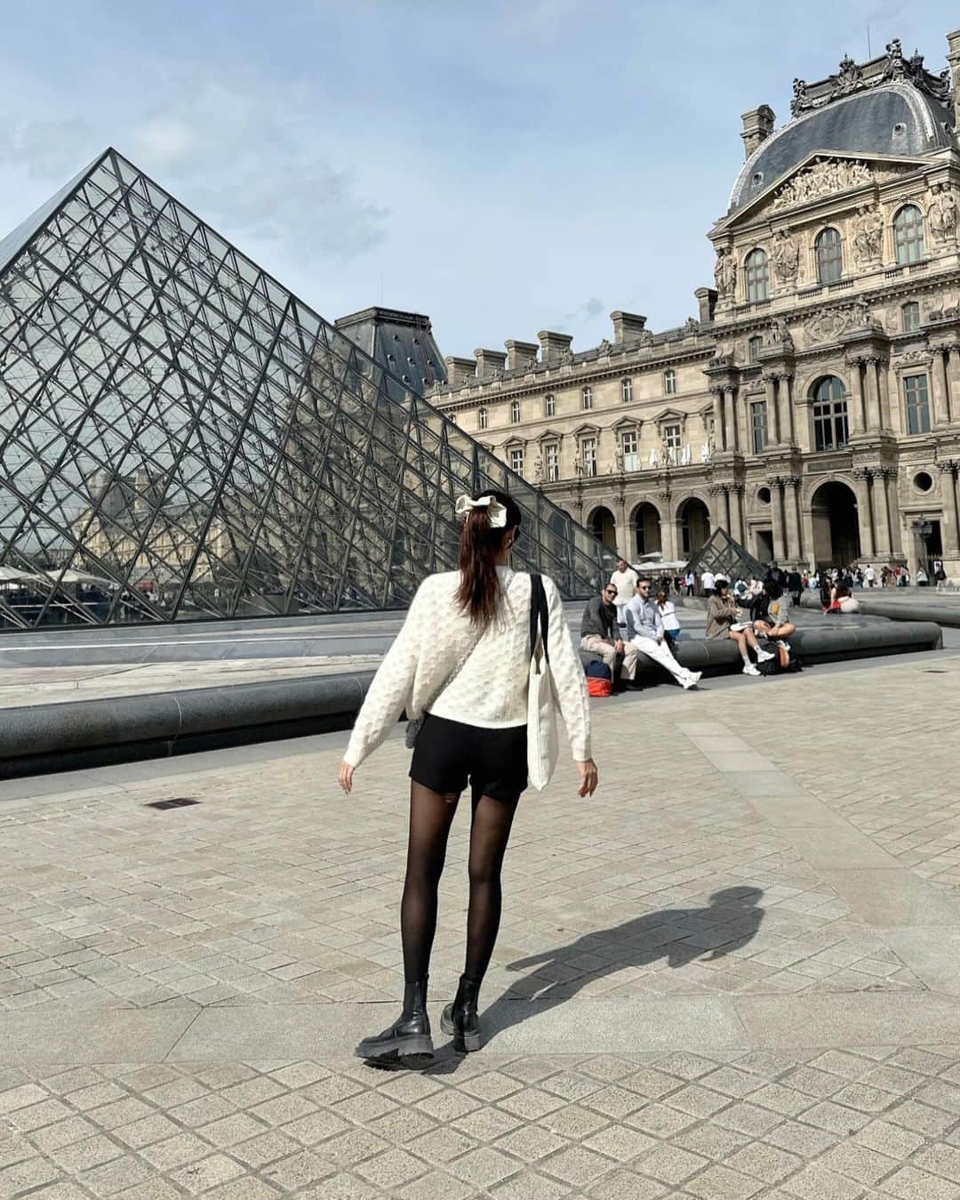 ききまるさんのインスタグラム写真 - (ききまるInstagram)「#ルーブル美術館 🇫🇷 . . 中学の美術の先生から話を聞いてから ずっと行ってみたかったルーブル美術館 . やっと行けたーー 26歳で来れたことめっちゃ嬉しい . . 広すぎて当たり前に回りきれなかった🙉 . . モナリザは思ってたより小さかった . . #パリ旅行 #パリ観光　#ルーブル美術館 #ルーブル #美術館巡り #美術館好き #パリコーデ　#フランス旅行 #フランス観光　#女子旅行　#女子旅　#タビジョ　#たびじょ 　#louvremuseum #louvremuseumparis」10月6日 13時40分 - kikigram_97
