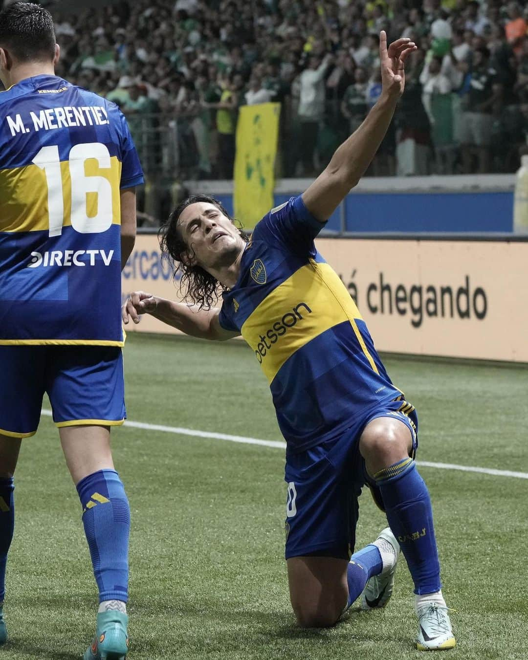 エディンソン・カバーニのインスタグラム：「Juntos y más juntos que nunca, porque solo así se puede 🔵🟡🔵 #DaleBoca #Libertadores」