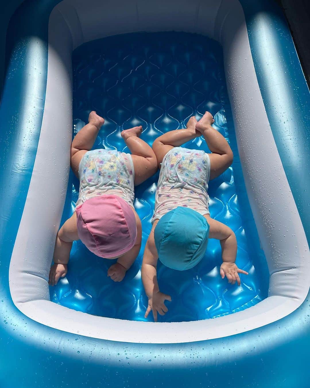 松野井雅（原紗央莉）さんのインスタグラム写真 - (松野井雅（原紗央莉）Instagram)「※時差投稿です  夏の思い出🌻  0歳児初のプール開き💙🩵 真夏のあっっつい日にプール出してみました！ ゆる〜り水浴び🦀  ウチの双子はお風呂大好きなので 案の定お水もこわがらずウェルカムでした🚿⛲️  自宅で毎年恒例にしたいと思います👶👶  ・ ・ #5か月ベビー の頃(現在は7ヶ月ベビー) #水遊び #プールデビュー  #赤ちゃんのいる生活  #双子ベビー #双子育児 #女の子twins  #令和5年ベビー」10月6日 13時46分 - miyavimatsunoi