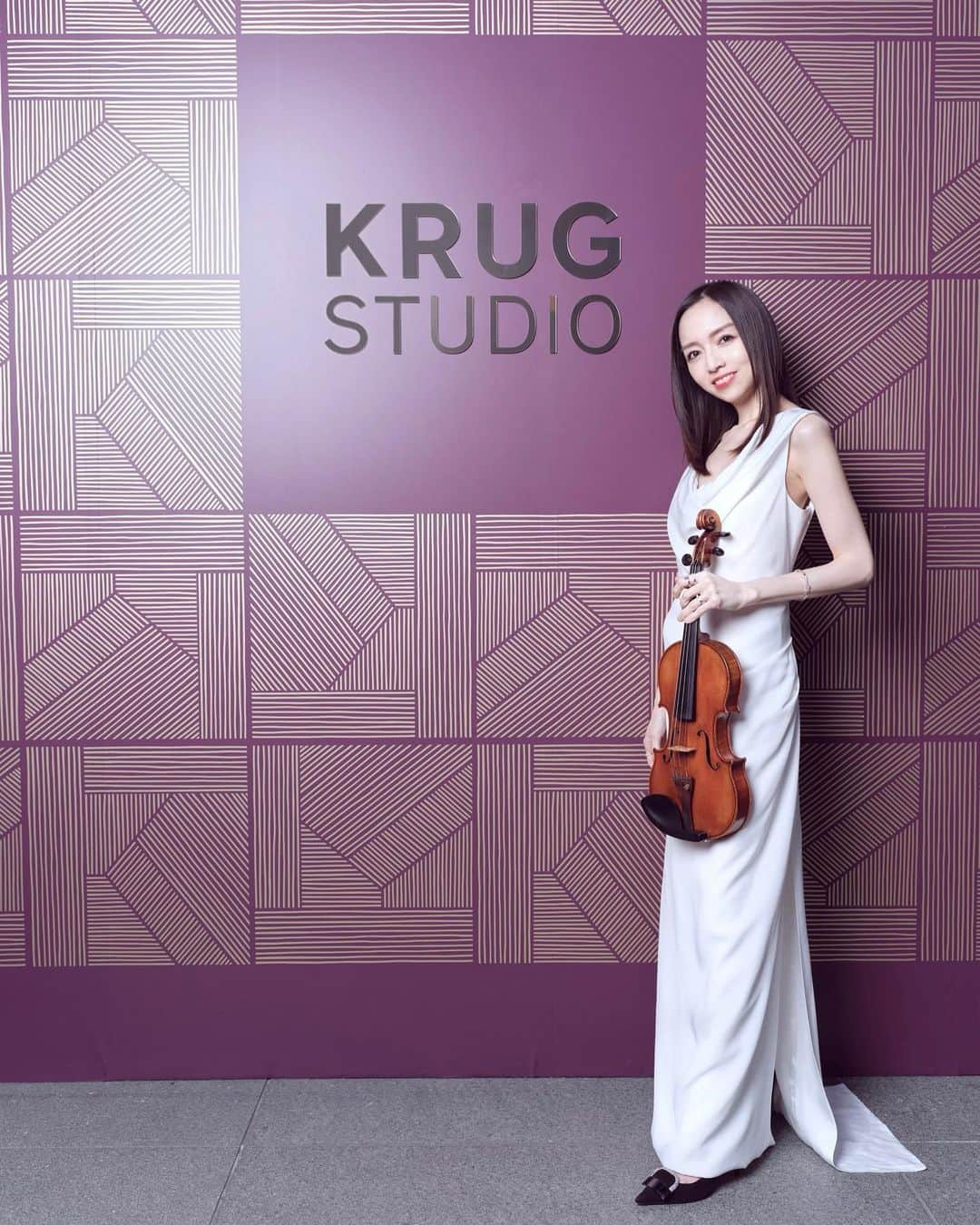 宮本笑里のインスタグラム：「没入型サウンド体験ポップアップイベント「KRUG STUDIO」  10月4日（水）～10月9日（月祝） 六本木ヒルズ 大屋根プラザにて開催中です！  音楽とシャンパン。 皆様も是非味わってくださいね🎻🍾   #AD #KRUG #クリュッグ #KrugGrandeCuvee171Edition #KrugRose27Edition #DrinkResponsibly  #ヴァイオリン #roppongihills #violin @krugchampagne  #REPOSSI @repossi #lvmh @lvmh」