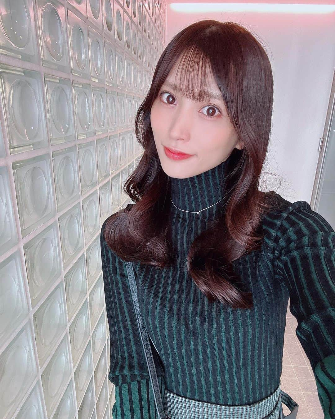 根岸愛さんのインスタグラム写真 - (根岸愛Instagram)「💇‍♀️✨💇‍♀️ . newヘアーどうですか？🤍 やっと行けた美容室💕 今回は写真集ぶりに 髪を染めました🥰 (あの時は24時間たたず黒染めしちゃったけど...) 暗めの茶色でとオーダーして お上品な感じに仕上げていただきました💕 森上さんいつもありがとうございます✨ @mineyukimorikami  秋にぴったりだねー🍂💕 . #hair #hairstyle #ootd #Autumn #美容室 #髪染め #アッシュ #茶髪 #暗髪 #イメチェン #秋服 #私服 #ねぎ私服 #ねぎしふく」10月6日 14時01分 - negishiai927