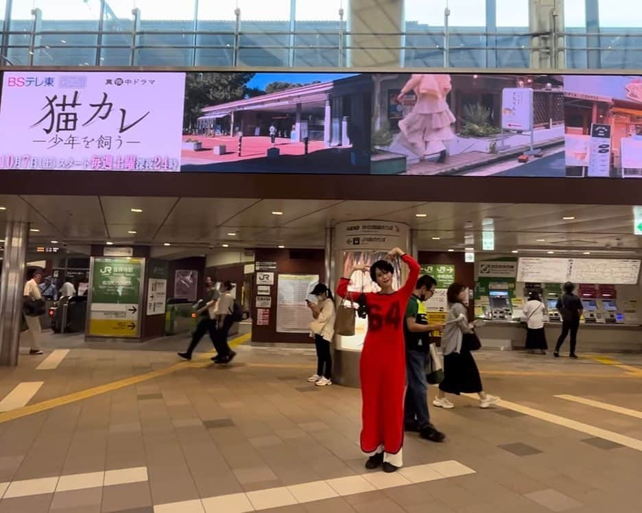 坂田梨香子さんのインスタグラム写真 - (坂田梨香子Instagram)「_  『猫カレ -少年を飼う-』明日10月7日より放送💐  昨日は記者発表でした。撮影の時みたいに賑やかで楽しい時間でした。  撮影秘話やエピソードなどをお越しくださった記者の方々が記事にしてくださってますので是非ご覧ください🐈  気に入ってずっと口ずさんでしまう主題歌『hands』を歌われている野田愛実さんにも初めてお会いできて嬉しかったし、 偶然にも同郷で幼馴染のテレ東アナウンサー片渕茜ちゃんが司会だったり、ハッピーが詰まった猫カレ記者会見でした🐈💐  #青井ぬゐ #コアコミックス #猫カレ #少年を飼う」10月6日 13時57分 - rikakosakata_official