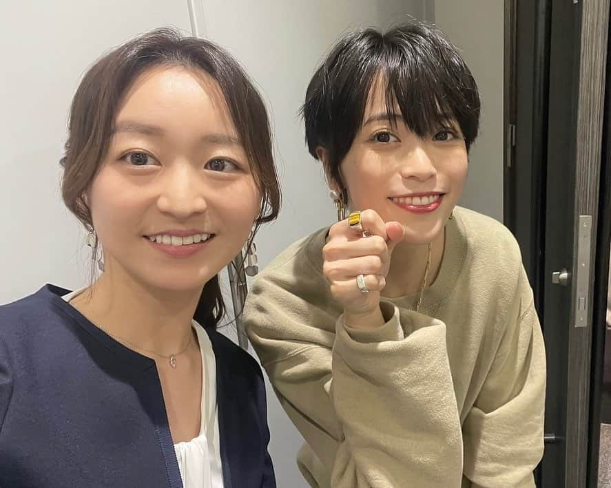 坂田梨香子さんのインスタグラム写真 - (坂田梨香子Instagram)「_  『猫カレ -少年を飼う-』明日10月7日より放送💐  昨日は記者発表でした。撮影の時みたいに賑やかで楽しい時間でした。  撮影秘話やエピソードなどをお越しくださった記者の方々が記事にしてくださってますので是非ご覧ください🐈  気に入ってずっと口ずさんでしまう主題歌『hands』を歌われている野田愛実さんにも初めてお会いできて嬉しかったし、 偶然にも同郷で幼馴染のテレ東アナウンサー片渕茜ちゃんが司会だったり、ハッピーが詰まった猫カレ記者会見でした🐈💐  #青井ぬゐ #コアコミックス #猫カレ #少年を飼う」10月6日 13時57分 - rikakosakata_official