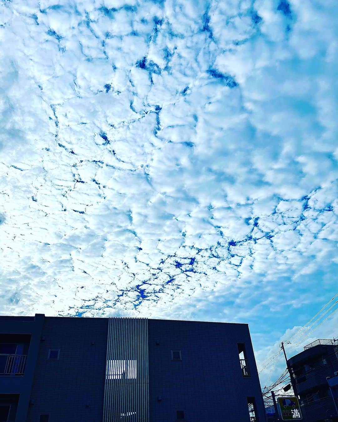 世良公則のインスタグラム：「・・・・・・  昨日の雲  いい季節がやって来る予感・・  なのに、今日はまたまた強烈な日差し  翻弄される日々  ・・・・・・  #世良公則 #masanorisera #japaneseartist #japaneseculture #雲 #季節」