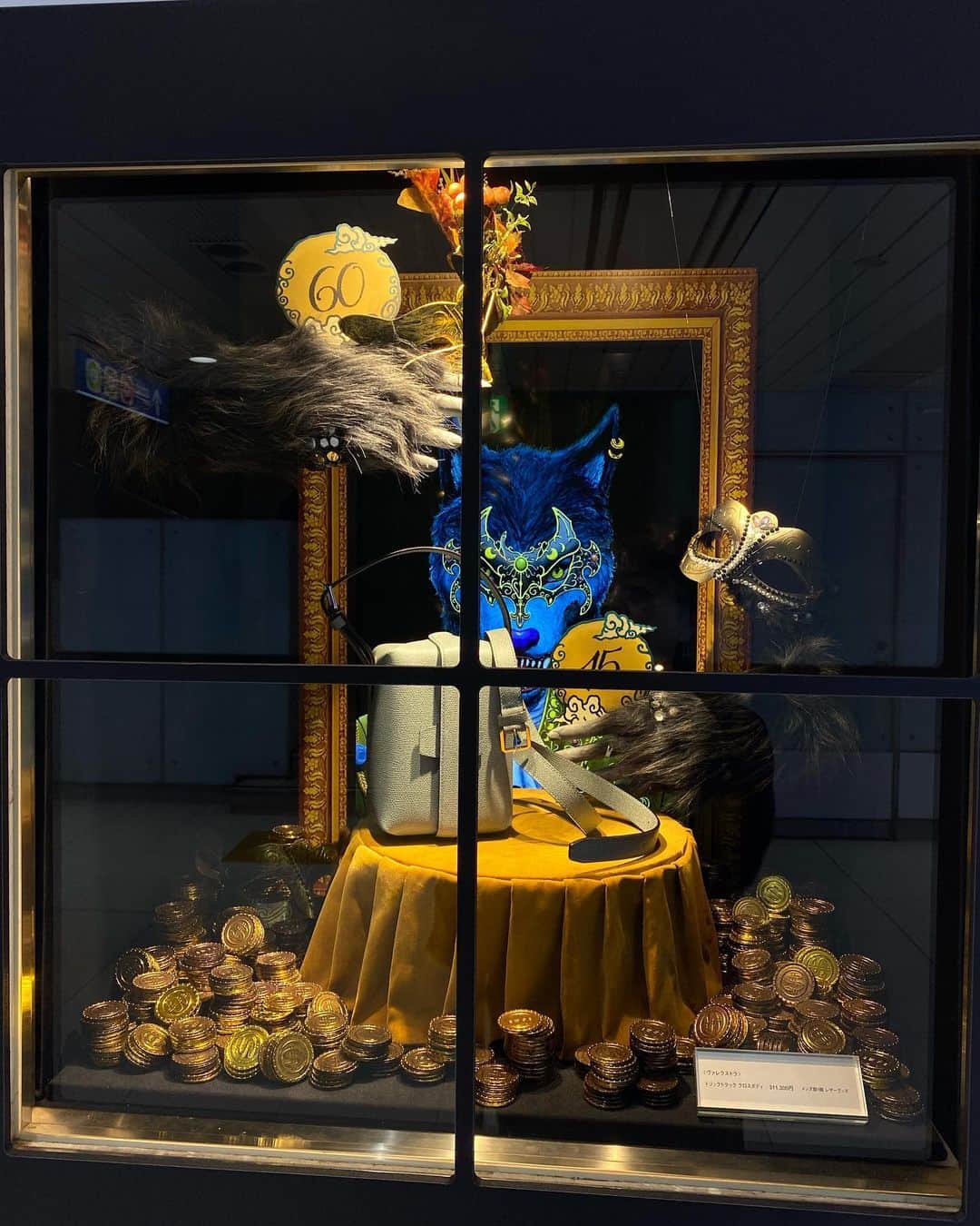 ISETAN PARK netさんのインスタグラム写真 - (ISETAN PARK netInstagram)「ショーウィンドーでハロウィンの仮面舞踏会？！    ハロウィンの夜、廃墟となった古い館で長い眠りから目覚めた死者たちが楽しんでいるのは、一夜限りのマスカレードオークション✨  そんなちょっと妖しい大人のハロウィンを演出した本館地下ウィンドー。  お買い物の行き帰りに、ハロウィン気分を楽しんでみては？🎃👻    ■開催中～10月31日(火)  ※会期中、商品は入れ替わります。  ■本館地下ウィンドー    #halloween  #masquerade  #ハロウィン #仮面舞踏会  #伊勢丹の風景 #新宿の風景 #新宿の街並み #伊勢丹ショーウィンドウ #ショーウィンドウ #ショーウィンドー #windowdisplay  #showwindow #decoration  #isetan #isetanshinjuku #이세탄 #신주쿠이세탄 #이세탄백화점 #イセタン #伊勢丹 #伊勢丹新宿 #新宿伊勢丹 #伊勢丹新宿店」10月8日 10時00分 - isetan_shinjuku