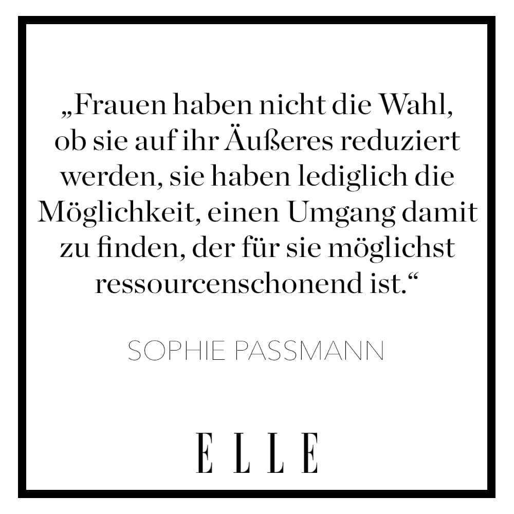 ELLE Germanyのインスタグラム：「Ist es unfeministisch, sich zu schminken? Vielleicht sogar auf verschönernde Maßnahmen zu setzen? Nein, findet Autorin Sophie Passmann. Und erntet dafür einen Shitstorm. Warum diese Reaktion völlig überzogen ist und es auch als Feministin in Ordnung ist, Make-up aufzutragen, schreibt unsere Autorin auf Elle.de! 🤍  #sophiepassmann #feminismus #femaleempowerment #beauty」