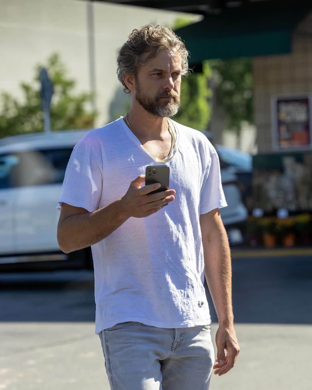 Just Jaredさんのインスタグラム写真 - (Just JaredInstagram)「Joshua Jackson was spotted going grocery shopping in L.A. on Thursday afternoon amid his divorce from estranged wife Jodie Turner-Smith. More photos on JustJared.com. #JoshuaJackson Photos: Backgrid」10月6日 14時07分 - justjared