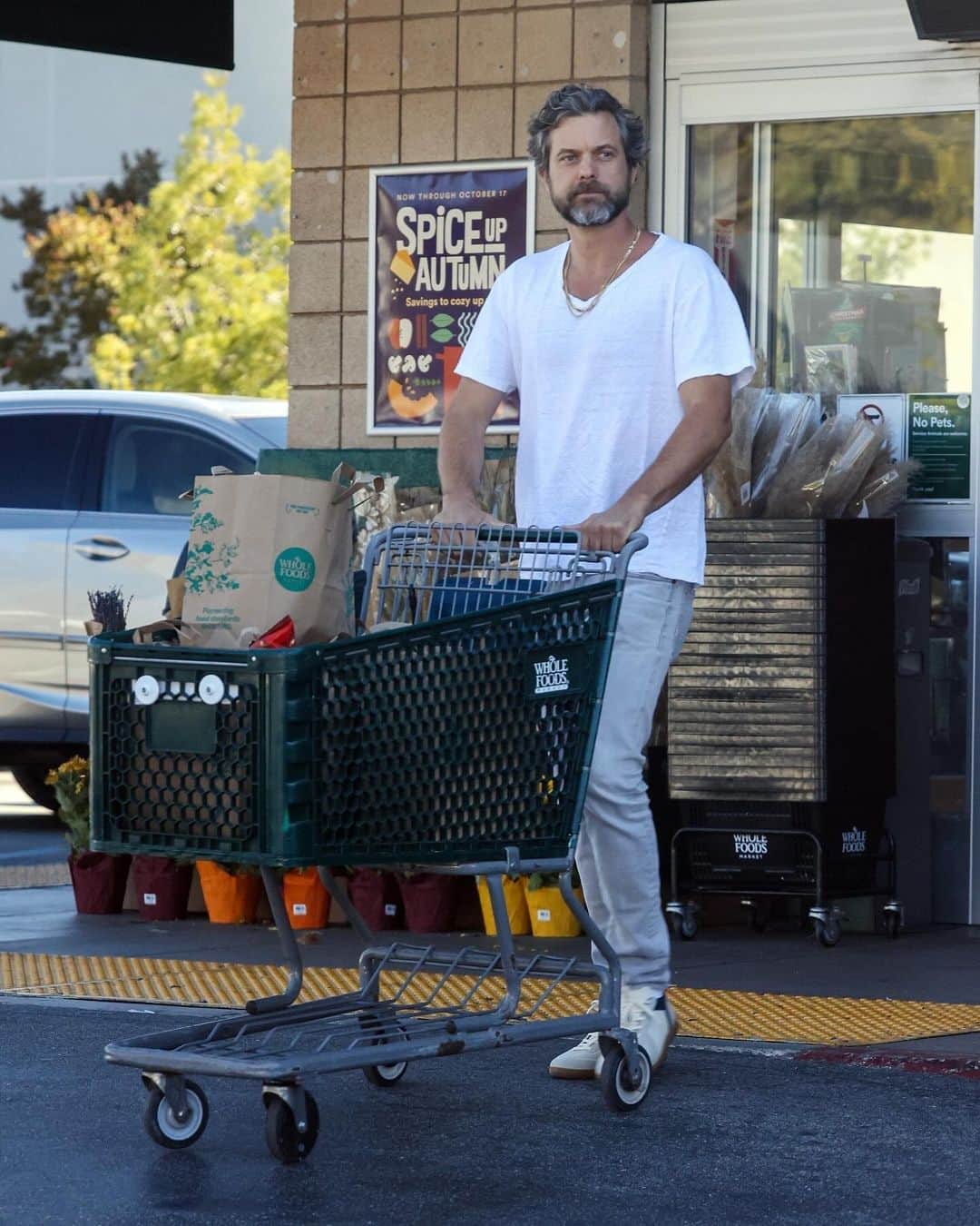 Just Jaredさんのインスタグラム写真 - (Just JaredInstagram)「Joshua Jackson was spotted going grocery shopping in L.A. on Thursday afternoon amid his divorce from estranged wife Jodie Turner-Smith. More photos on JustJared.com. #JoshuaJackson Photos: Backgrid」10月6日 14時07分 - justjared