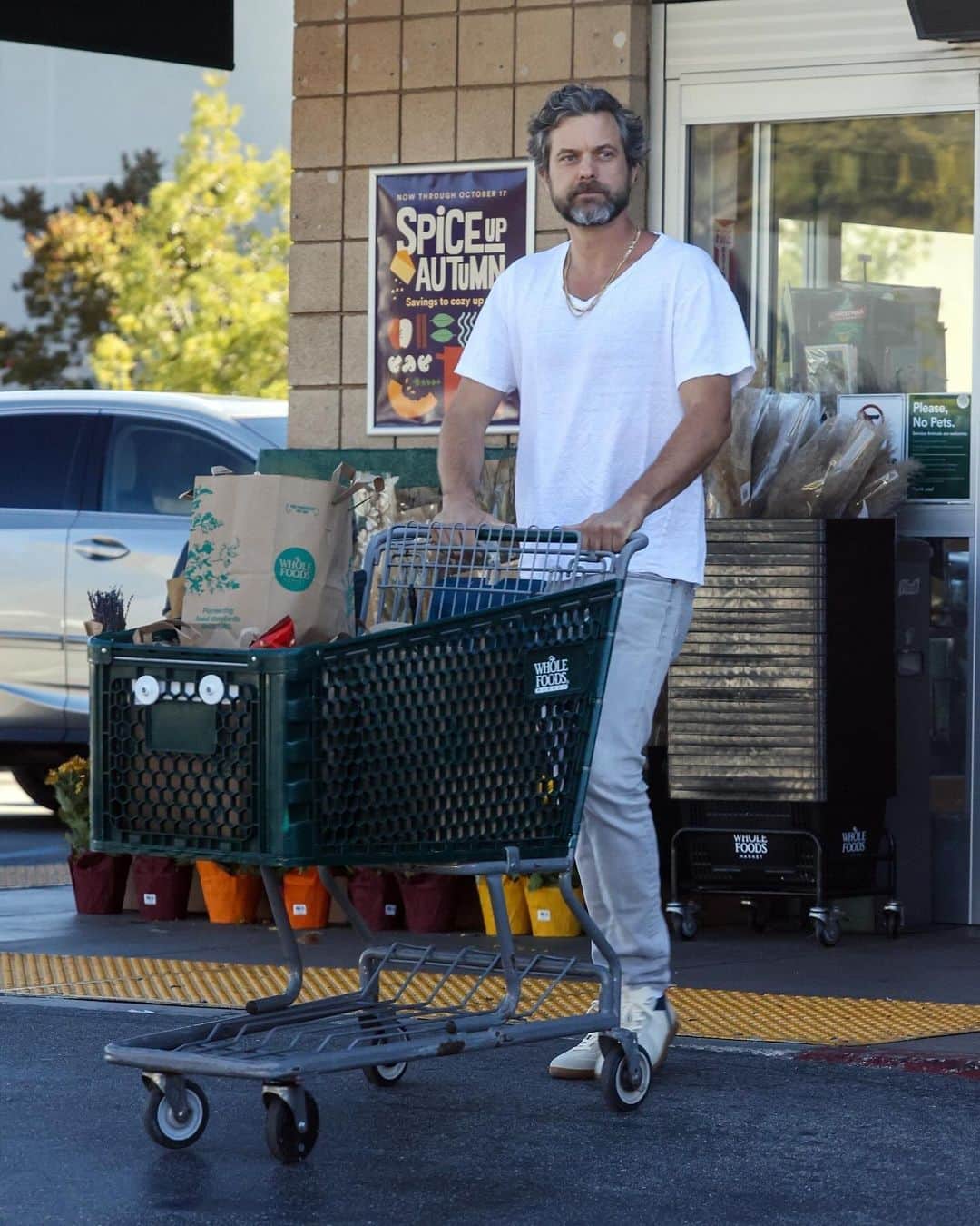 のインスタグラム：「Joshua Jackson was spotted going grocery shopping in L.A. on Thursday afternoon amid his divorce from estranged wife Jodie Turner-Smith. More photos on JustJared.com. #JoshuaJackson Photos: Backgrid」