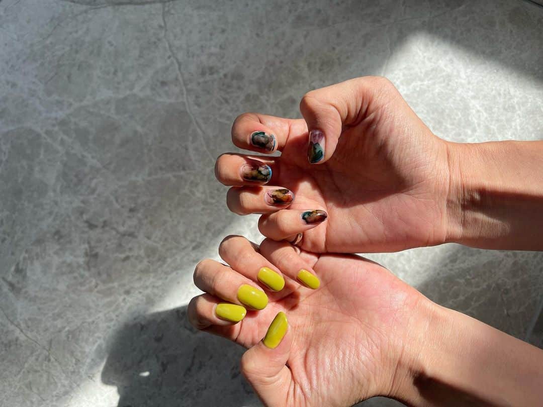 工藤紋華のインスタグラム：「nail  @nails.10ayaka   #おしゃれネイル #北九州ネイル #ニュアンスネイル」