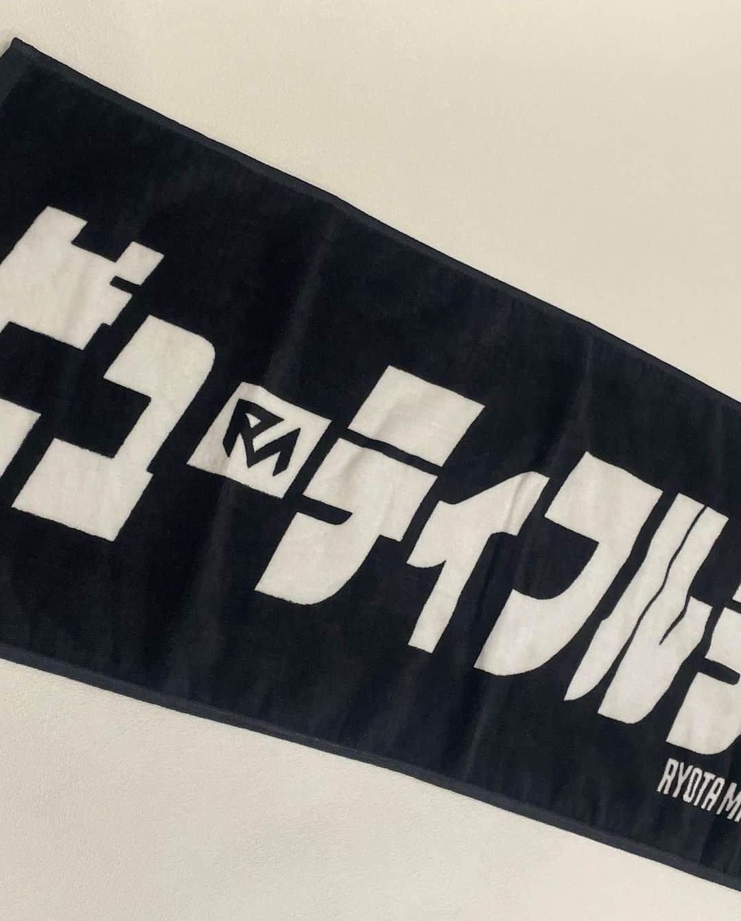 光永亮太さんのインスタグラム写真 - (光永亮太Instagram)「メジャーデビュー20周年記念ワンマンライブ会場限定グッズのご紹介②  ビューティフルデイ Tシャツ （サイズ：L, XL） ¥3,500ー（税込）  カタカナで「ビューティフルデイ」。 背中には20周年を記念して背番号を模して20をレイアウト。  そして今回初めて作りました！    ビューティフルデイ フェイスタオル ¥2,400ー（税込）  肩に掛けるもよし、会場で振り回すもよし！ 普段使いもできるし、これはかなり役立つんじゃないかい？？             そしてご要望にお応えして！     アクリルキーホルダー （2個セット） ¥1,800ー（税込）  スマホにつけてもよし、鍵束につけてもよし！ いつでもそばに光永亮太を！！  ※グッズの販売は開場後と終演後を予定しております。 ※実際の色合いが多少異なる場合がございます。 ※会場にてグッズだけのご購入はできません。 ※現時点でECサイトでの販売は予定しておりません。予めご了承ください。」10月6日 14時15分 - mitsunagaryota