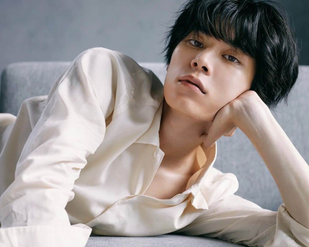 のインスタグラム：「【#BARFOUT! 2023年11月号(10月19日発売) 表紙 #永瀬廉(King & Prince)】 数ヶ月前に取材で会った時より、凛々しい表情で現場に現われた #萩原利久 さん。研ぎ澄まされているようで、でも語り口調はいつもと変わらず穏やかで、物凄いスピードで物事を吸収しているのだなと感じました。ドラマ『#たとえあなたを忘れても』で演じる、記憶を失ってしまう役柄にも没頭している様子が、インタビューからも伝わると思います。色っぽい表情を捉えてくれたのは、#高倉夢 さん。ドラマは10月22日より、#ABCテレビ・#テレビ朝日 系にて、毎週日曜夜10時より放送です！（岡田）  撮影 / 高倉 夢 @y_u_m_e_  スタイリング / 鴇田晋哉 @shinyatokita_stylist  ヘア＆メイクアップ / カスヤユウスケ（ADDICT_CASE）@yusuke_kasuya   @anawasu_abc #あな忘 #rikuhagiwara #drama #portrait #photography」