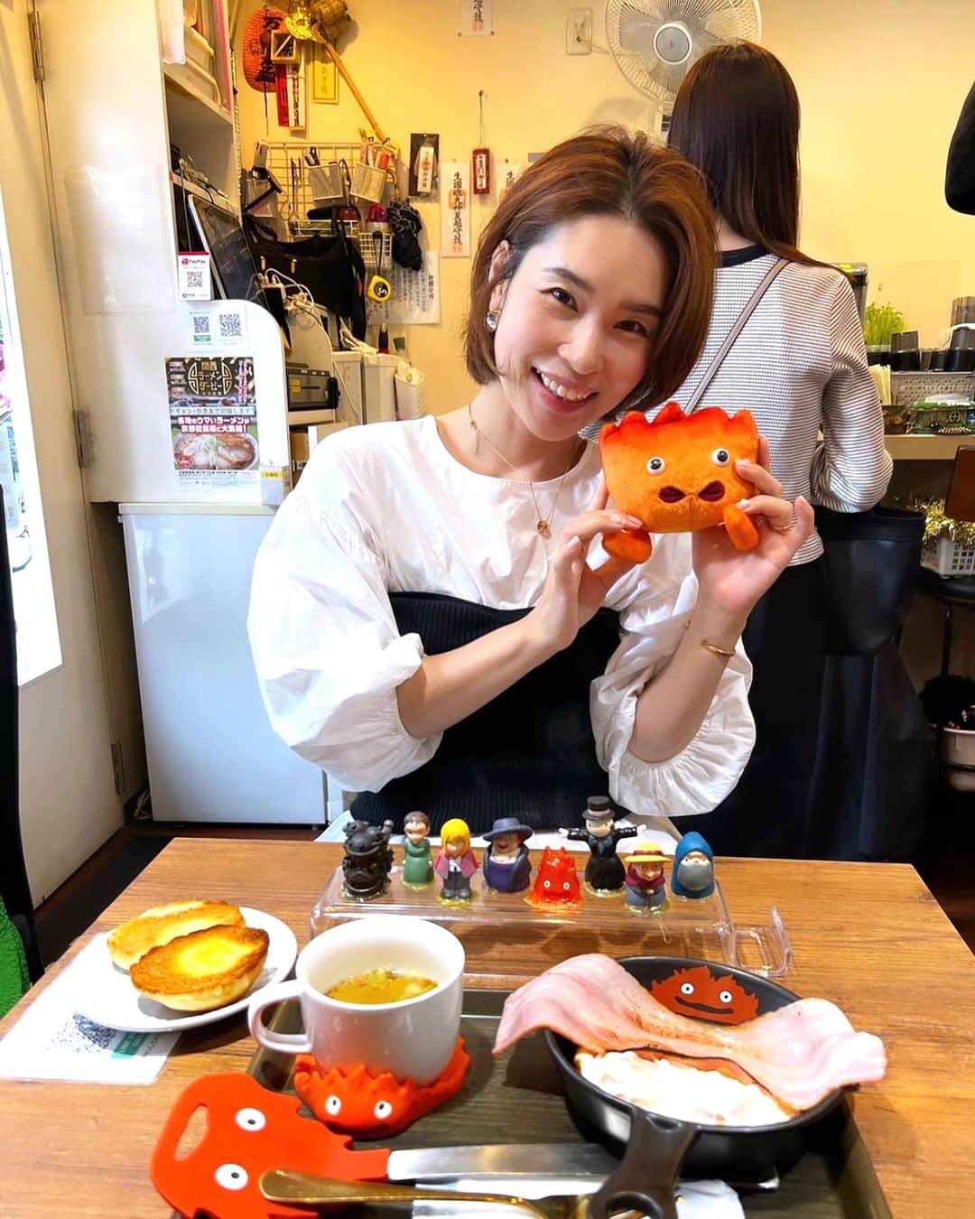三佐和あやのインスタグラム：「ジブリ好きなママ友とランチ〜🔥  海外のお客様も多くて アニメ大国  日本を 誇りに思った🧡   かき氷は一年中 あるらしく、 ゴマ味の カオナシ…凍えました…🥶🍧  📍 大阪城のそば 🏯 麺とかき氷 ドギャン  @dogyantaniyon」