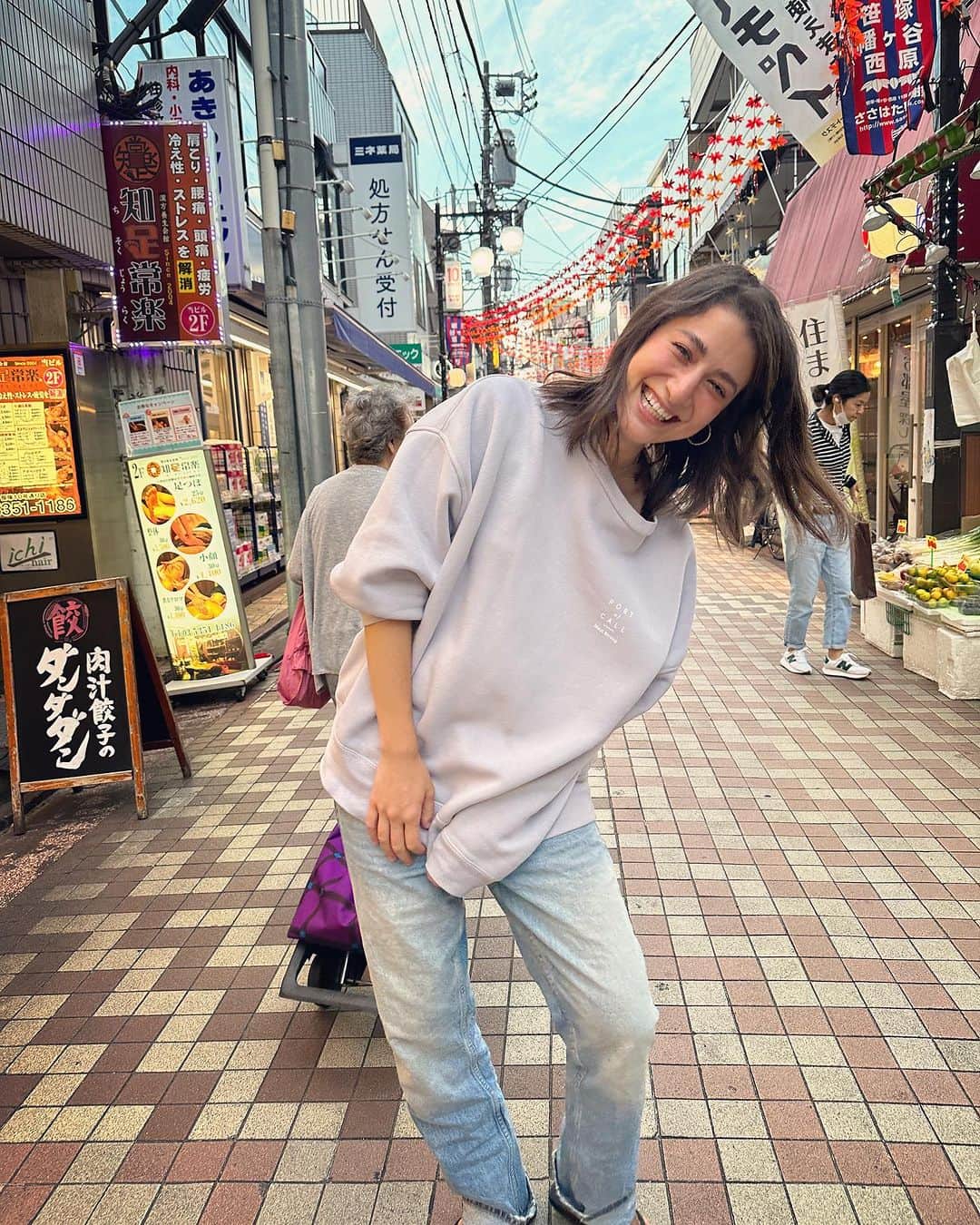 マリエのインスタグラム：「赤ちゃんと一緒に奮闘してるとラクチンスタイルが基本になっちゃうけど着心地が良くてガンガン洗える一枚も可愛く🤭Mauiへの愛が繋がりますように❤️‍🔥 今一番気に入ってるクルーネック⚡️ファッションでできる少しの貢献もうれしい選択肢❤️‍🔥   @poc_official_info   売上の一部をハワイ州観光局が推奨している「マウイ島西部 山火事救援金」に寄付のアイテムからパープルをチョイス❤️‍🔥」