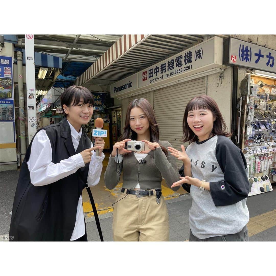 木原実優さんのインスタグラム写真 - (木原実優Instagram)「今朝のZIP!特集は いま人気のデジカメ特集でした📷 今の若者に人気！という訳だけど 自分はリアルに使ってた世代だから驚きの連発だったー！！ 取材にご協力いただきました皆様、ありがとうございました！！ ちなみに… 3枚目の写真は私が17歳の時のデジカメで撮った写真です📷笑 上海で寮生活してた時の…！ 10年以上同じ服着てます。笑  デジカメはなぜ今若者に人気？  2000年代に大流行したデジカメが 若者になぜ人気なのかを調査！ 画質が粗いのがいい？ レンズが出てくるのがかわいい？ 令和の若者ならではの楽しみ方とは！？ 人生初のデジカメ購入にも密着！」10月6日 14時37分 - xiguakihara
