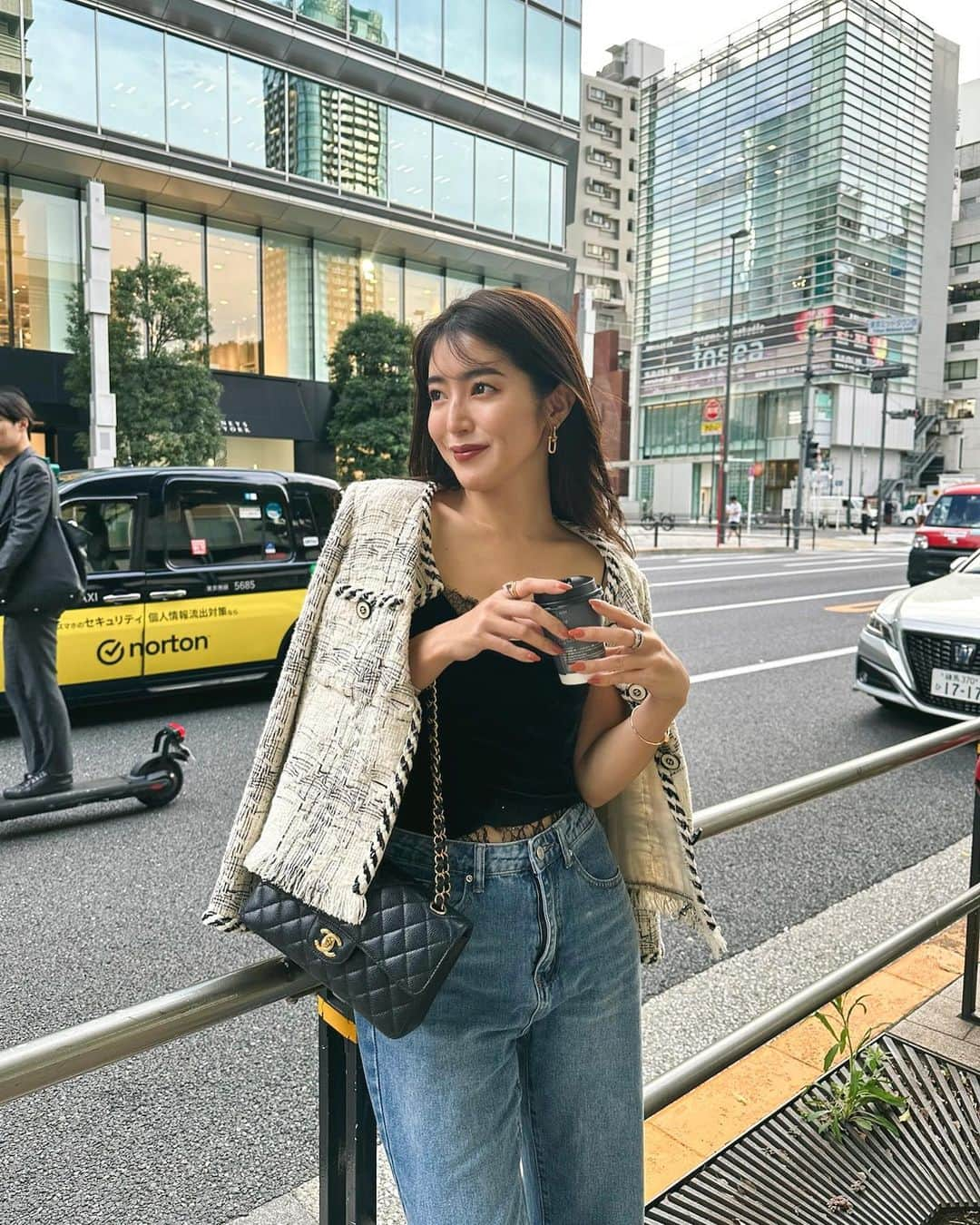 大口智恵美さんのインスタグラム写真 - (大口智恵美Instagram)「ROPPONGI🤍  最近はアイスの透明ドリンクカップめっきり見なくなったな〜！ 飲んでるのはアイスカフェラテです☕️  #roppongi #outfit #fashion」10月6日 14時45分 - chemiiiii