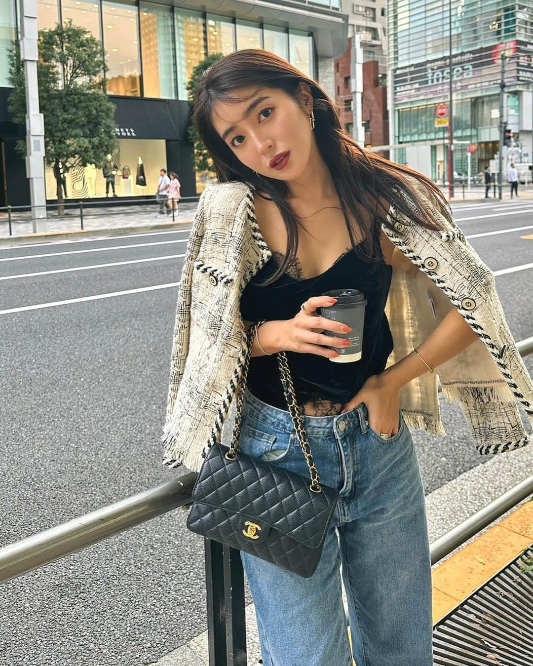 大口智恵美さんのインスタグラム写真 - (大口智恵美Instagram)「ROPPONGI🤍  最近はアイスの透明ドリンクカップめっきり見なくなったな〜！ 飲んでるのはアイスカフェラテです☕️  #roppongi #outfit #fashion」10月6日 14時45分 - chemiiiii