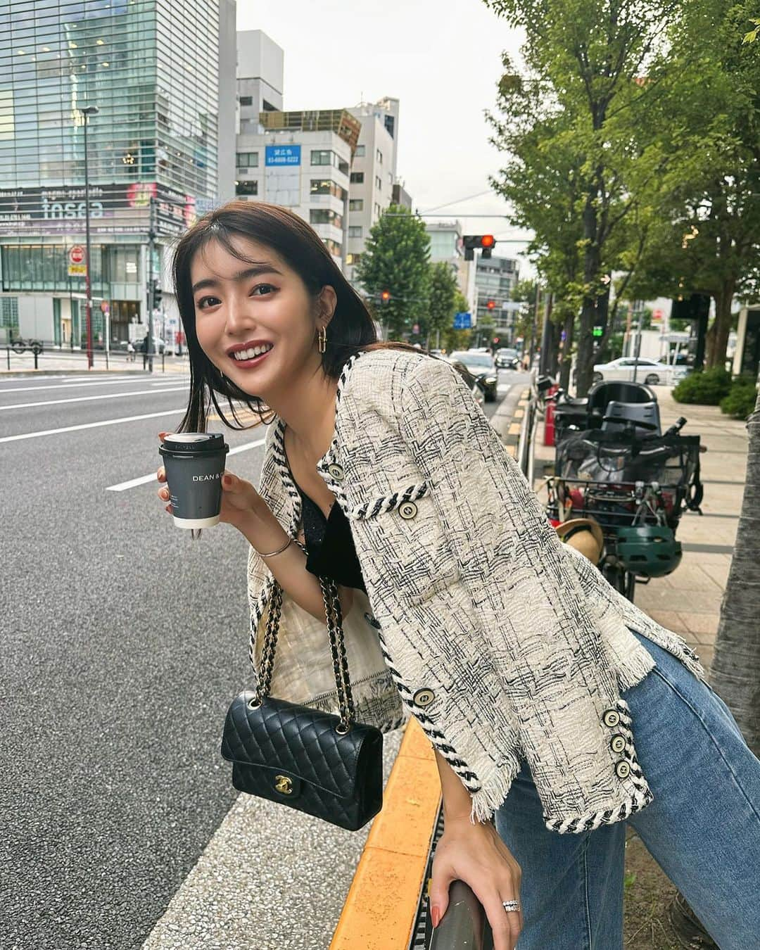 大口智恵美さんのインスタグラム写真 - (大口智恵美Instagram)「ROPPONGI🤍  最近はアイスの透明ドリンクカップめっきり見なくなったな〜！ 飲んでるのはアイスカフェラテです☕️  #roppongi #outfit #fashion」10月6日 14時45分 - chemiiiii