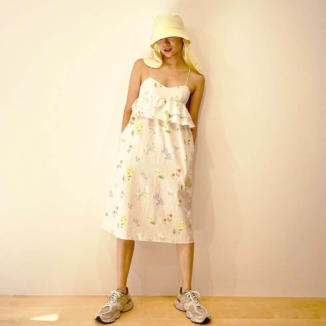 のインスタグラム：「2024 SPRING COLLECTION  発砲インクジェットプリントの花柄が明るい印象のFLOWER CAMI DRESS。コットンリネンなので1枚で着ても涼しくて着心地が良いです☺︎  Height: 167cm Hat: ONE Dress: 0 @naaaaanako  #HOLIDAY_PR #HOLIDAY2024spring #HOLIDAY2024springstyle」