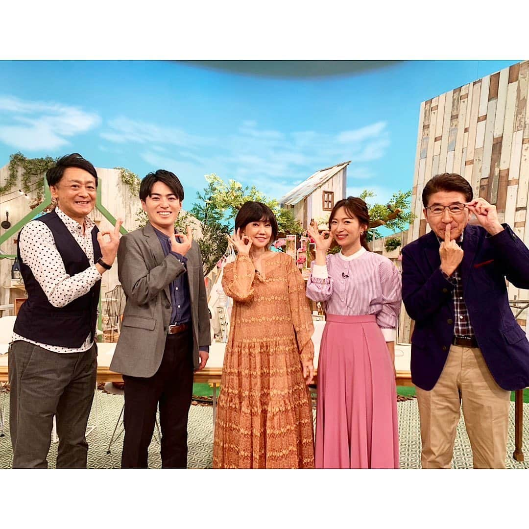 松本伊代さんのインスタグラム写真 - (松本伊代Instagram)「今日も 生放送 東海テレビ 「スイッチ！」 ご覧いただけた方 ありがとうございました😊  お衣装 秋らしくなりました  @adelly.tokyo  今日も楽しく生放送でした。 ぴよりん弁当可愛い〜❤️  　  #スイッチ！ #高井さんとコスモス #いつも応援してくださっている方からぴよりん弁当いただきました！可愛い❤️ #ご馳走さまでした #裏を見たらおかずキャラクターが！ #感謝 #高井一 #速水アナ #鈴木アナ #松本伊代 #2023tourJourney」10月6日 14時38分 - iyo14_official