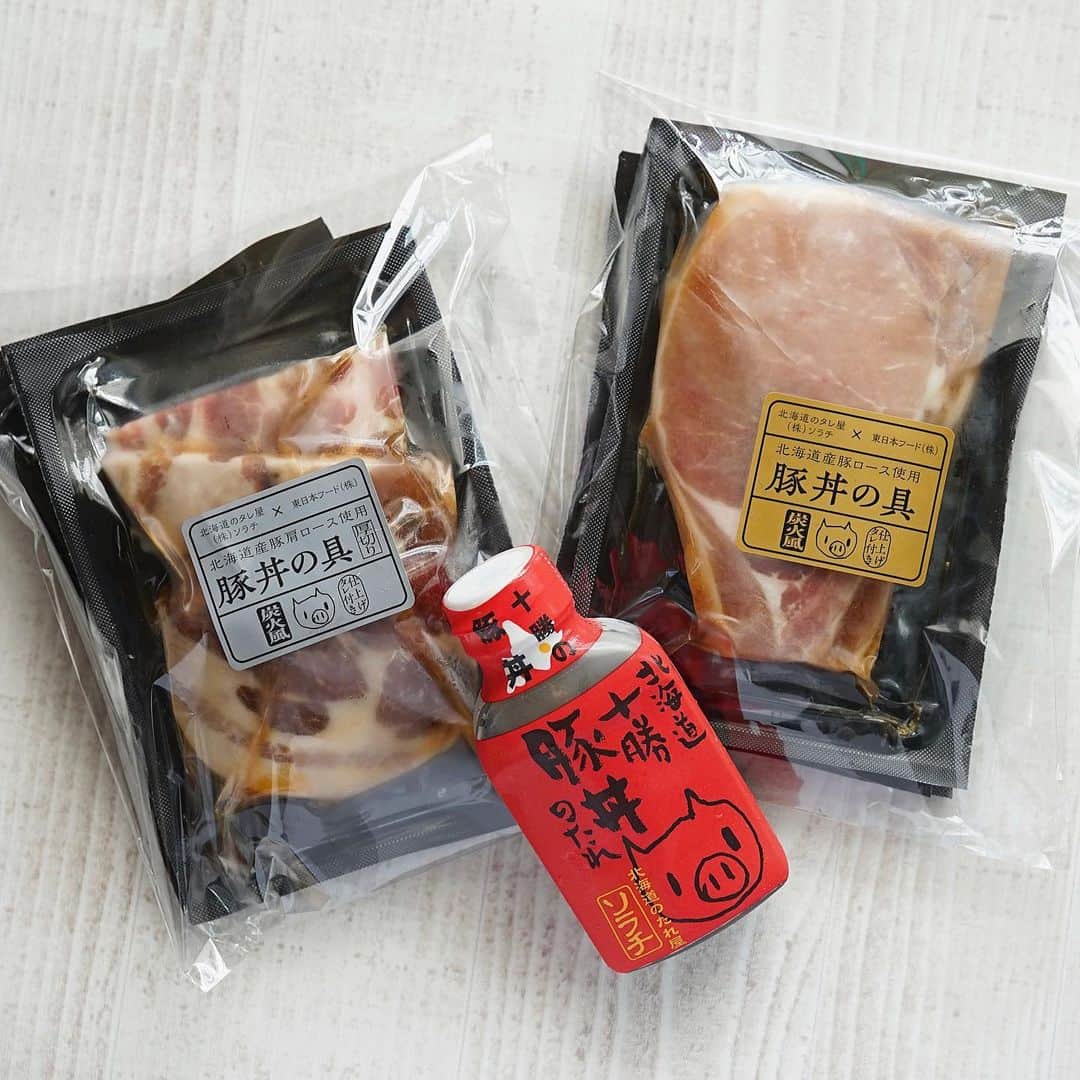 hirokoさんのインスタグラム写真 - (hirokoInstagram)「🌱2023.10.6（金）☀️ ✽.｡.:*・ﾟ #hiroponのおうちごはん ⁡ 本日の日替わりランチ🥢 大好きな#豚丼 で〜す ⁡ 『キタニクショップ』さんの 「北海道産豚ロース」と「北海道産豚肩ロース」 今日は「豚肩ロース」の方を食べました ⁡ 特製のタレで味付けされてるので味付け不要 解凍後フライパンで焼くだけ簡単！ 甘めのタレが豚肉と合うよね〜 豚丼最高に美味しい😋 ⁡ ご飯の上に千切りキャベツのせて 焼いた豚肉のせ（フライパンのタレごと） 豚丼の掛けだれを追い掛けして 仕上げに白髪ねぎたっぷり 「おぉぉ〜😆」 ⁡ ⁡ 【ソラチ共同開発 炭火風豚丼の具ギフト】 北海道産豚ロース・厚切りカットの 北海道産豚肩ロースの2種セット 1食あたり150gのボリューム満点な豚丼 ・北海道産豚ロース味付：150g×3P ・北海道産豚肩ロース味付き：150g×3P ・豚丼の掛けだれ：220g×1本 ⁡ ⁡ 豚丼好きさん ぜひお試しあれ〜 キタニクショップさんで購入できます🛒 ⁡ 💁‍♀️▶︎▶︎ @kitaniku_shop_official ⁡ ⁡ ⁡ .........The end 🍚🥢 #PR #キタニクショップ #昼ごはん #昼時間 #昼食 #ランチ #lunch #おうちごはん #おうちごはん通信 #おうちごはんLover #おうち時間 #くらしメイド #フーディーテーブル #マカロニメイト #日々の食事 #lin_stagrammer #snapdish #macaroni #豚丼ランチ  #locari_kitchen #東日本フード #豚丼 #和定食 #北海道グルメ #郷土料理 #十勝豚丼 ・」10月6日 14時40分 - hiropon0201
