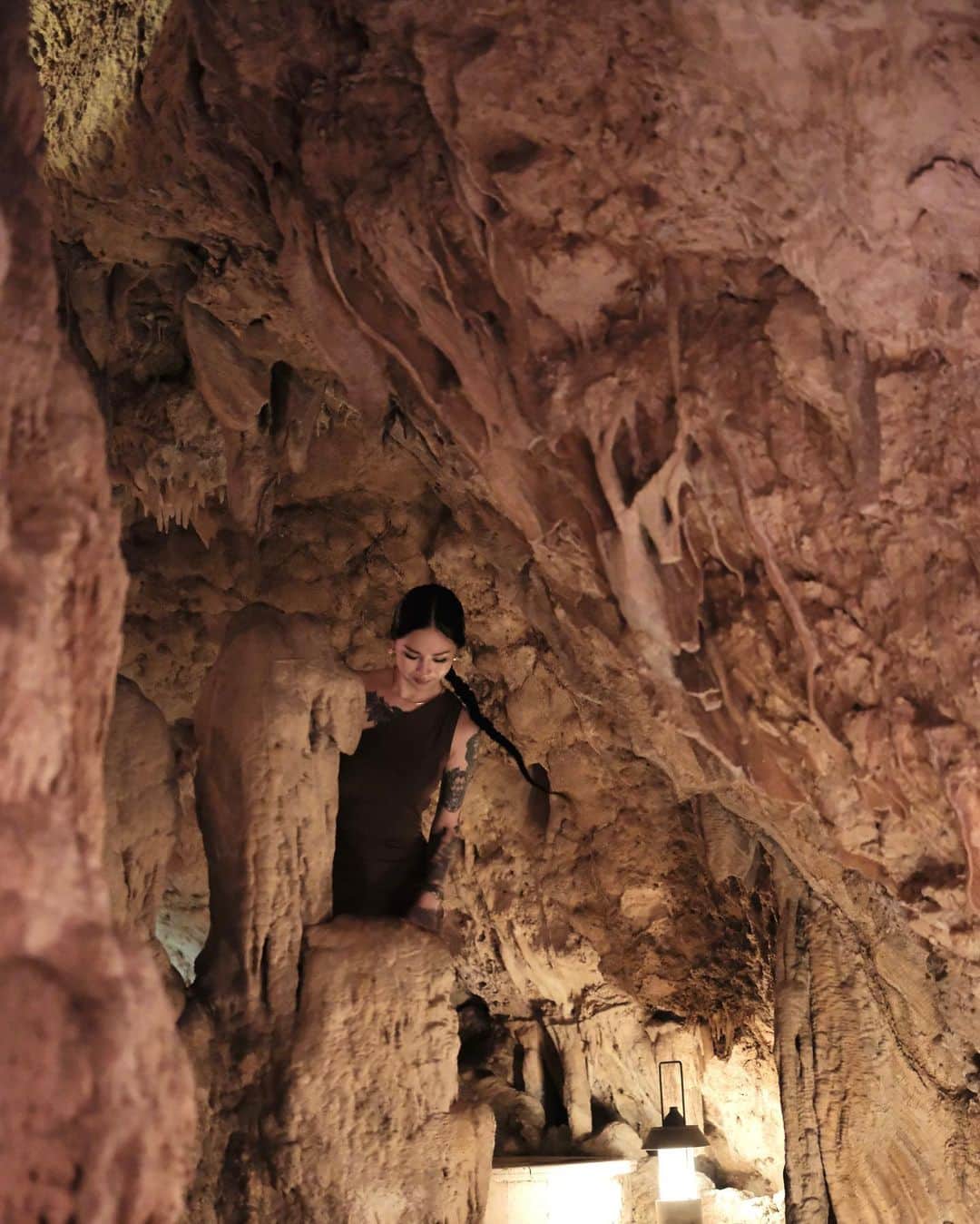 Abby Chenさんのインスタグラム写真 - (Abby ChenInstagram)「THE CAVE 🇮🇩 有去峇厘島一定要預訂這間25000千年天然鐘乳石地下洞穴餐廳🪨 非常美很有氛圍感 食物也很好吃 不失望😋💖」10月6日 14時40分 - abbyabbychen