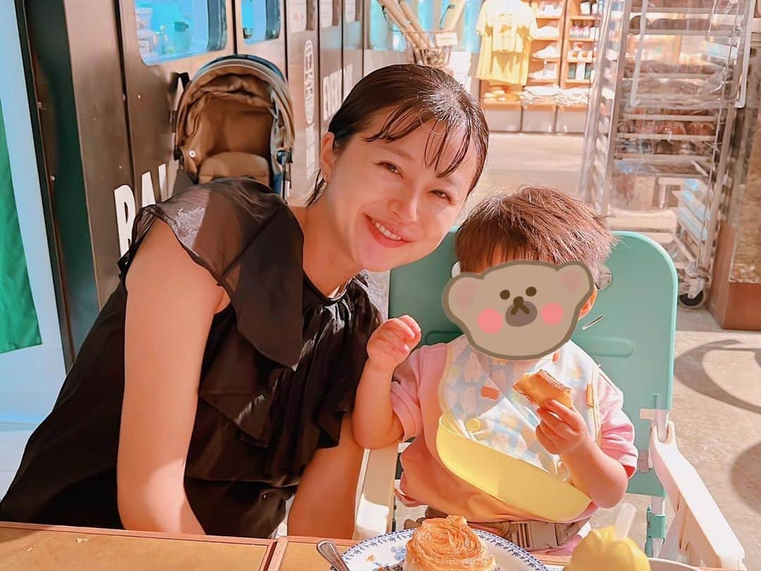 鈴木ちなみのインスタグラム：「🥖🧡💫  パン屋さんへ🥐 家族3人で過ごす時間ももう僅かなので 毎週末を大切に過ごしています☺️ でも早く赤ちゃんに会いたいような🤰🏻❤️  お腹が大きくて重いし、 常に汗をかいてる日々です🌻💦」